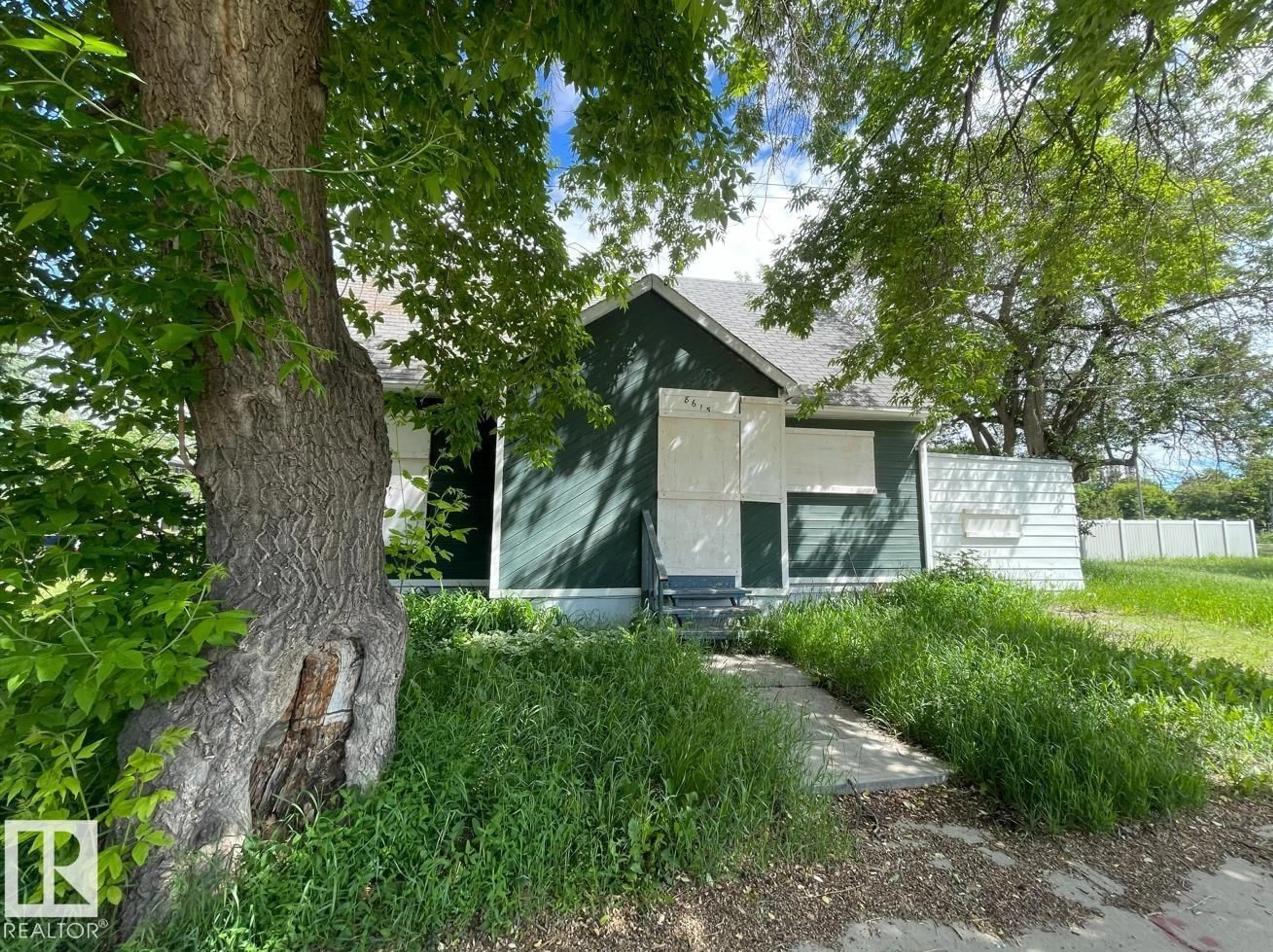 A pic from outside/outdoor area/front of a property/back of a property/a pic from drone, street for 8615 106 ST, Edmonton Alberta T6H1K5
