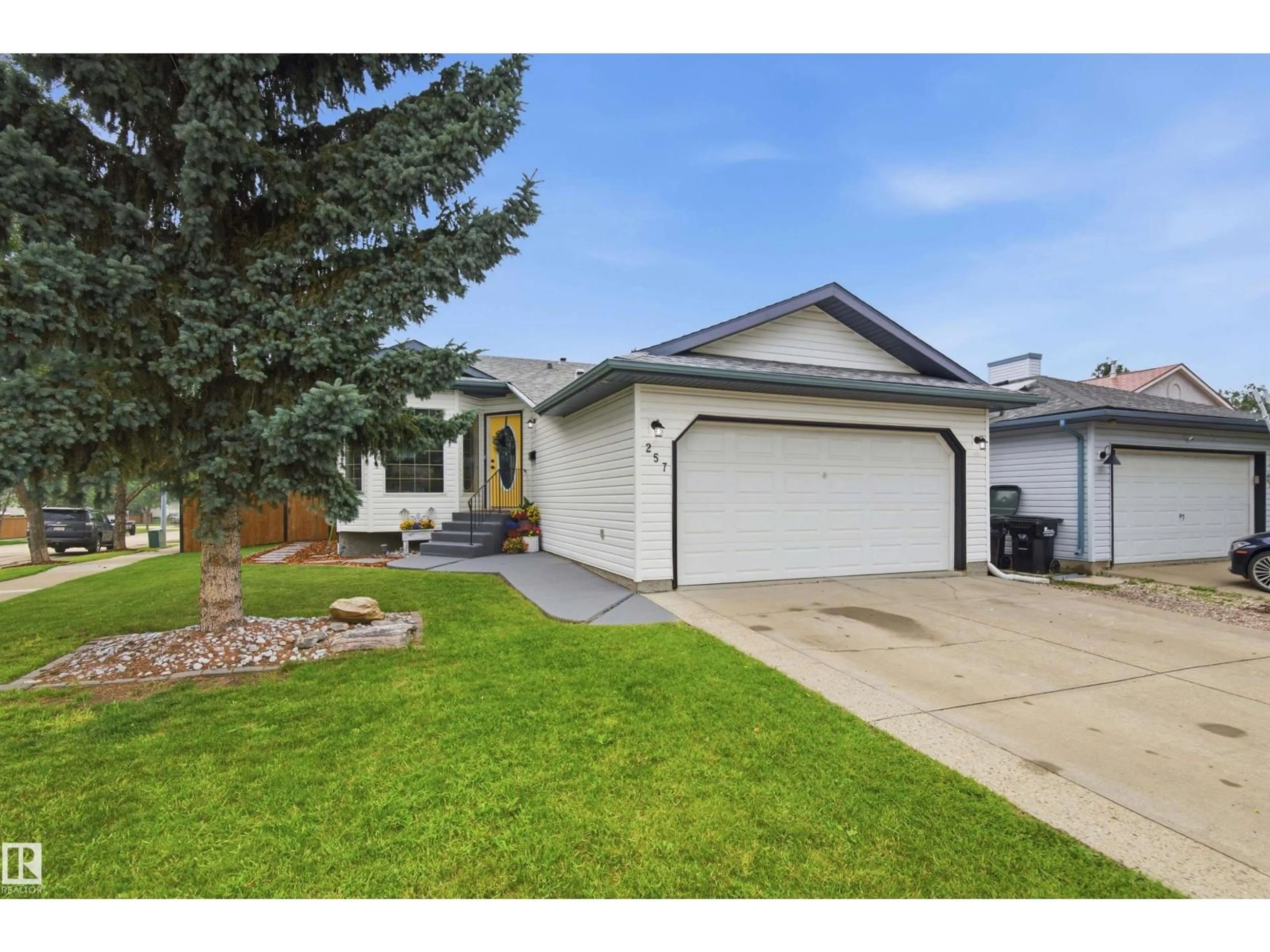 Home with vinyl exterior material, street for 257 RAINBOW CR, Sherwood Park Alberta T8A5Y1