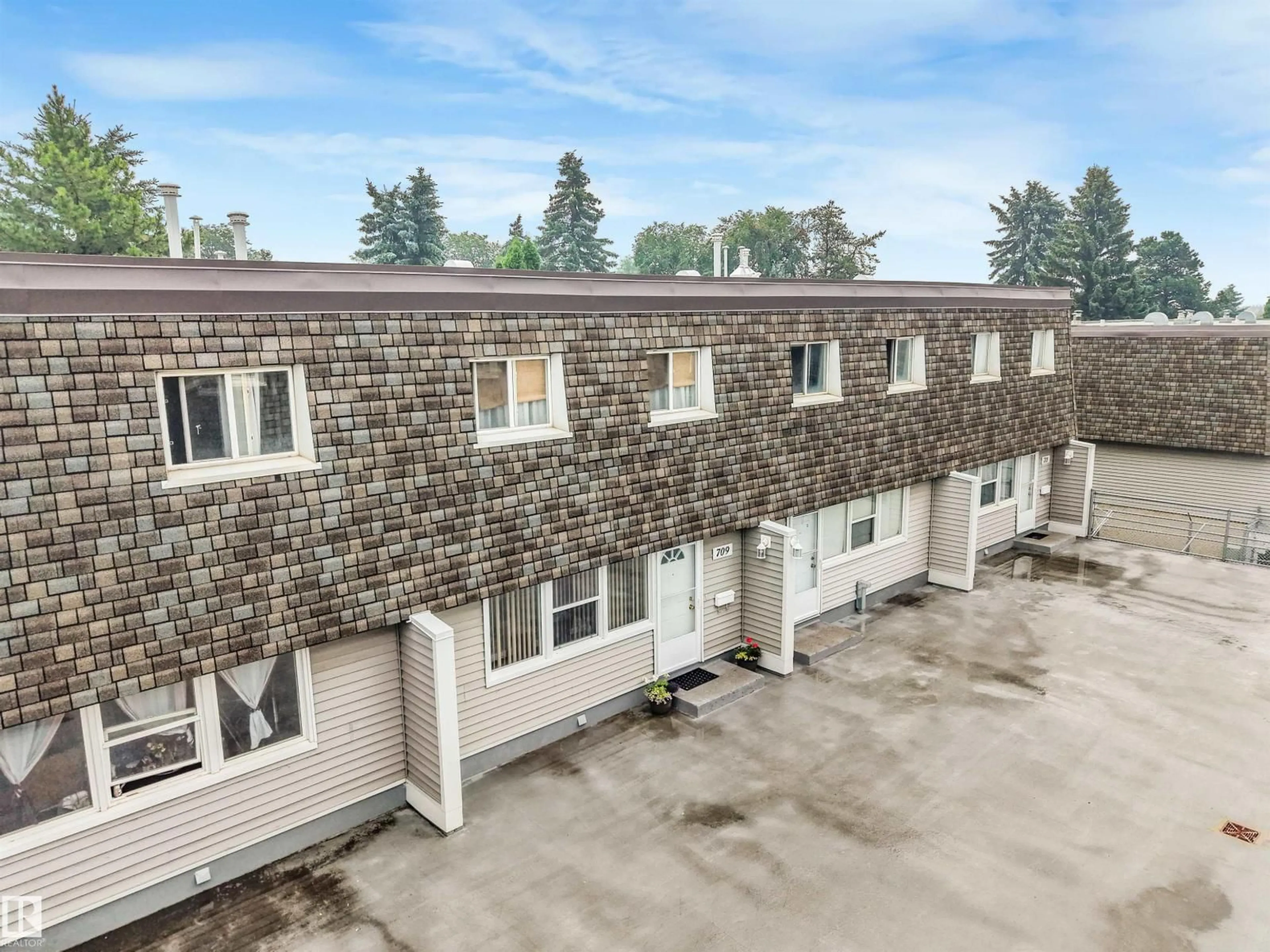 A pic from outside/outdoor area/front of a property/back of a property/a pic from drone, building for 709 VILLAGE ON THE GREEN GR, Edmonton Alberta T5A1H2