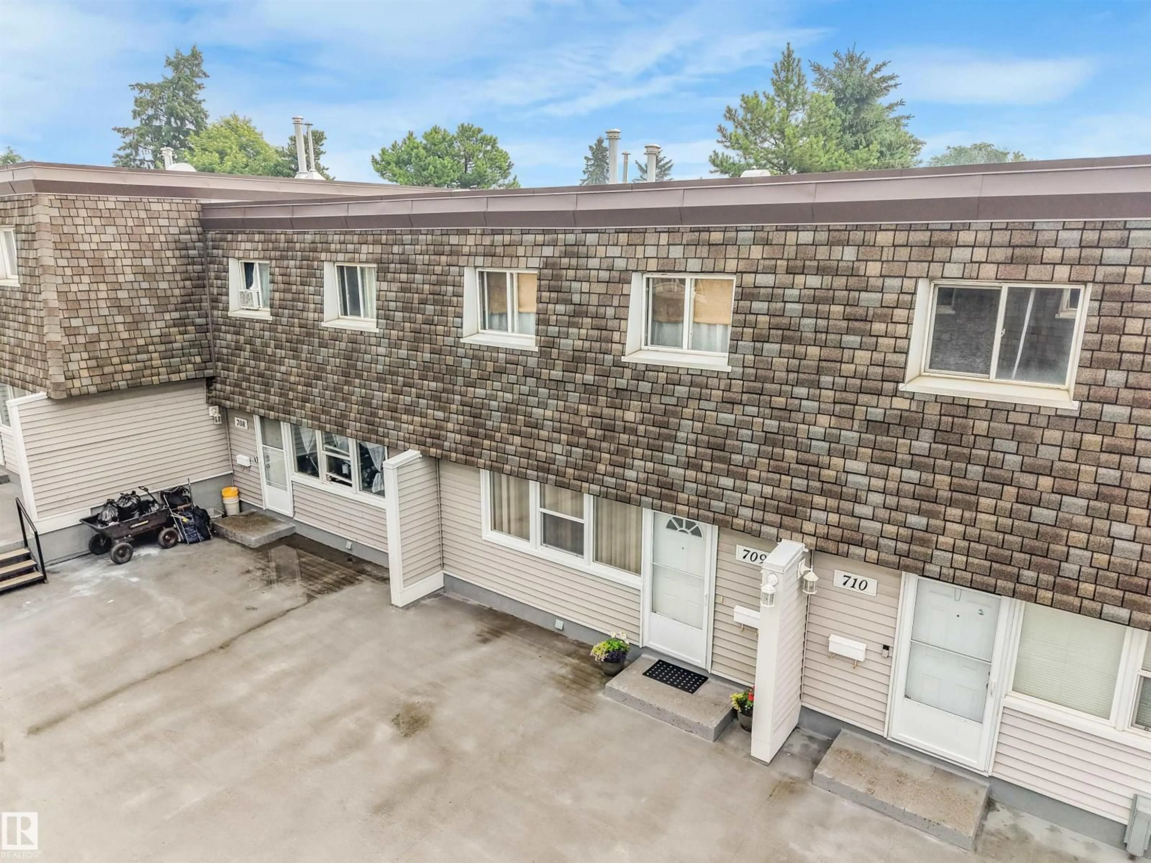 A pic from outside/outdoor area/front of a property/back of a property/a pic from drone, street for 709 VILLAGE ON THE GREEN GR, Edmonton Alberta T5A1H2