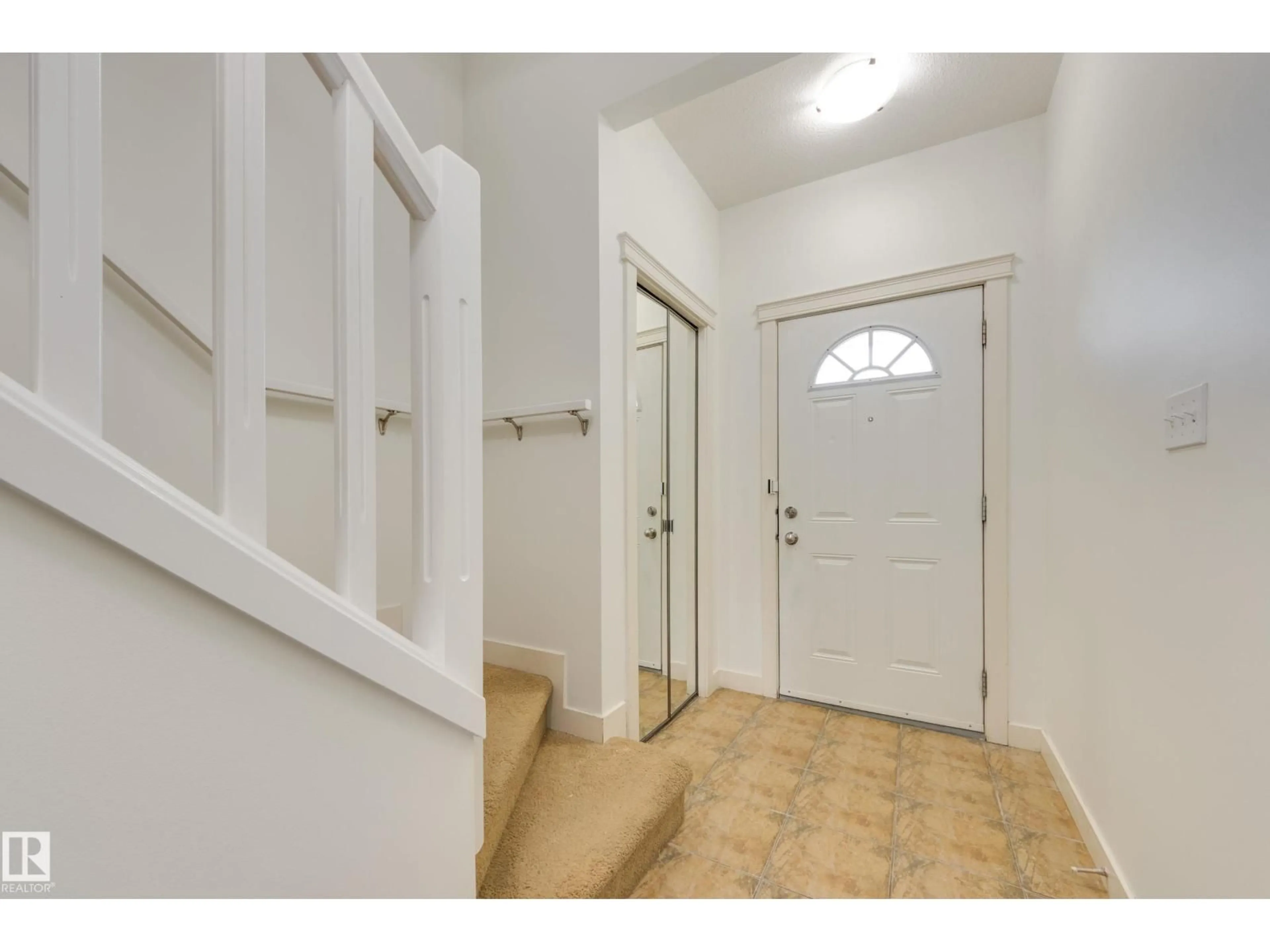 Indoor entryway for 101 SANDSTONE ES, Stony Plain Alberta T7Z0E2