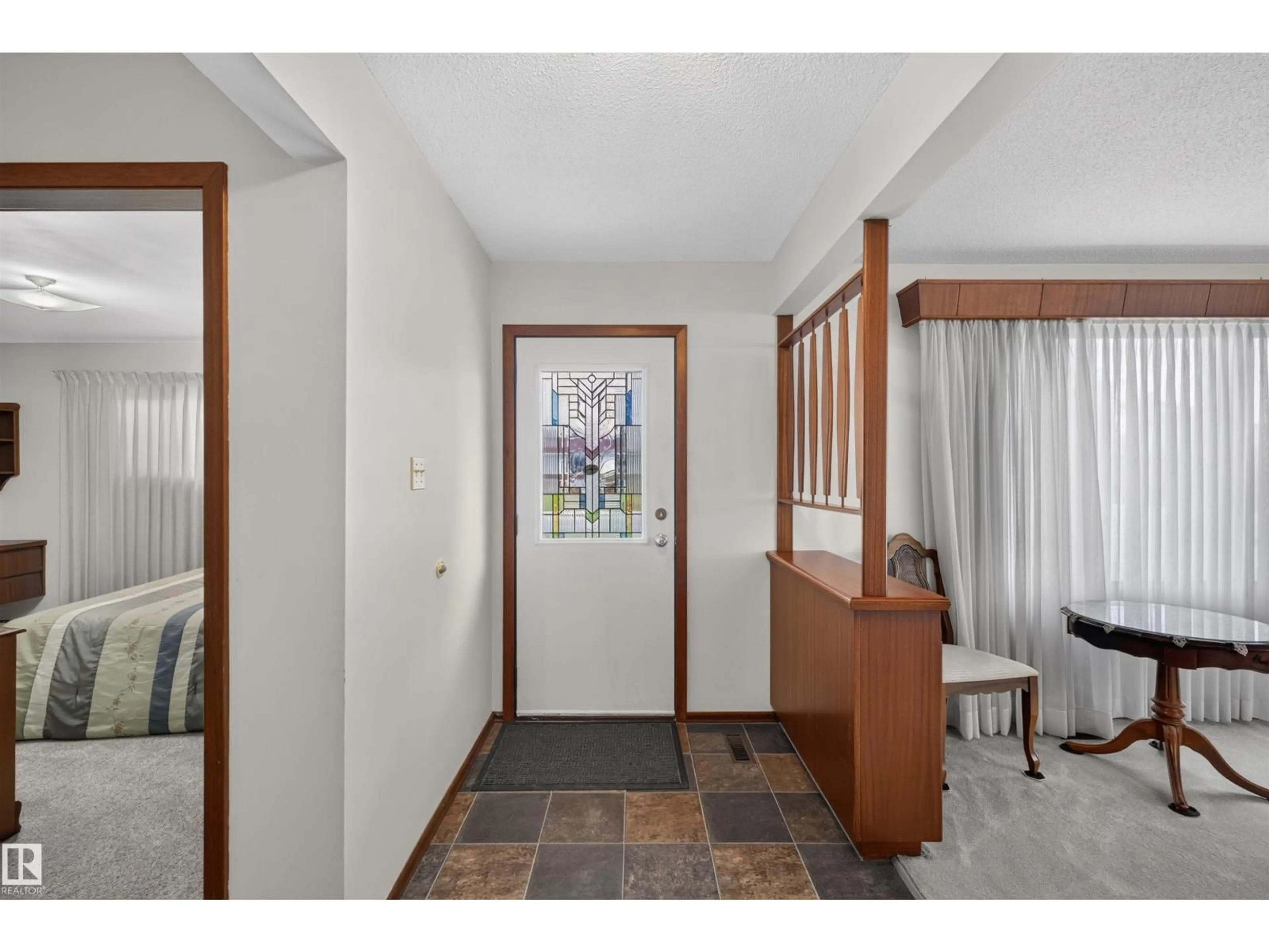 Indoor entryway for 7011 141 AVENUE AVENUE, Edmonton Alberta T5C2M9