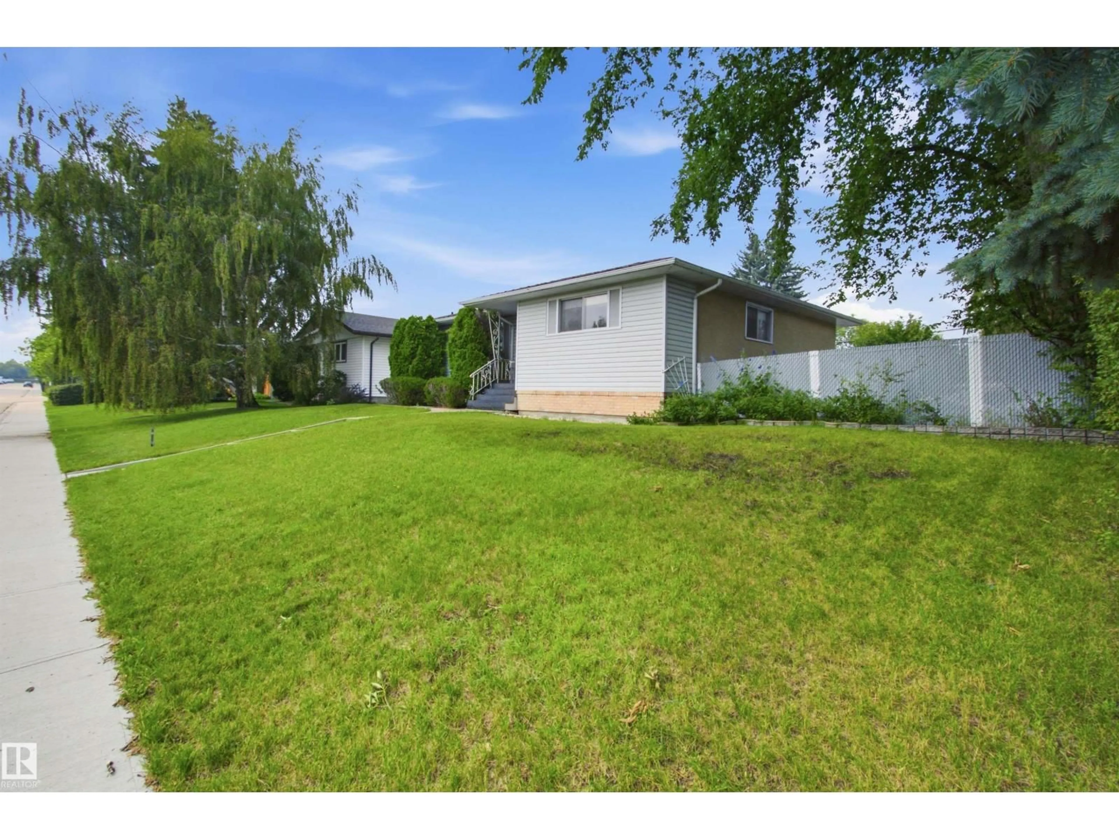 A pic from outside/outdoor area/front of a property/back of a property/a pic from drone, street for NW - 11548 41 AV, Edmonton Alberta T6J0V1