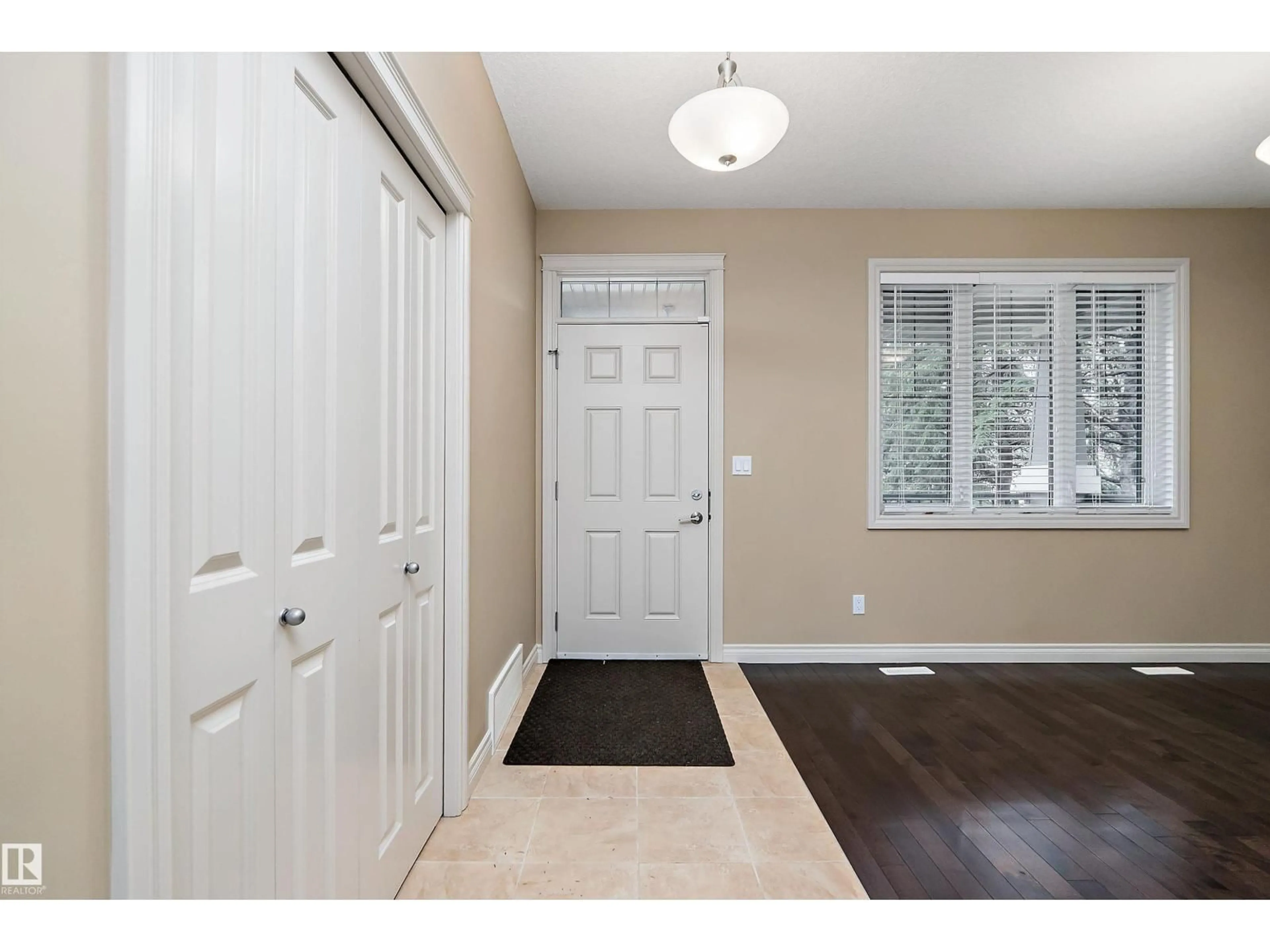 Indoor entryway for 11203 72 AV, Edmonton Alberta T6G0B4