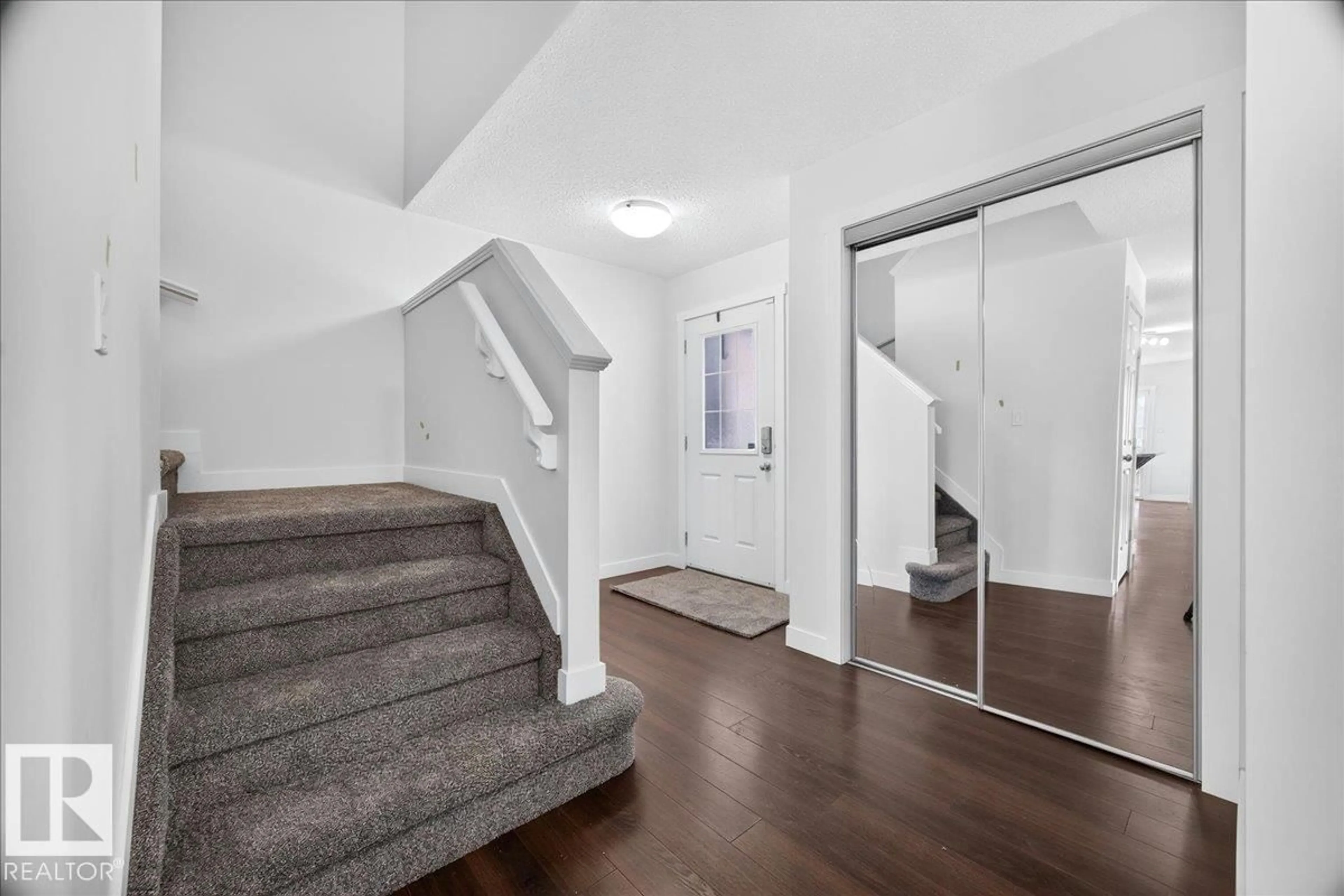Indoor entryway for 3017 HARVEY CR, Edmonton Alberta T6M0N2