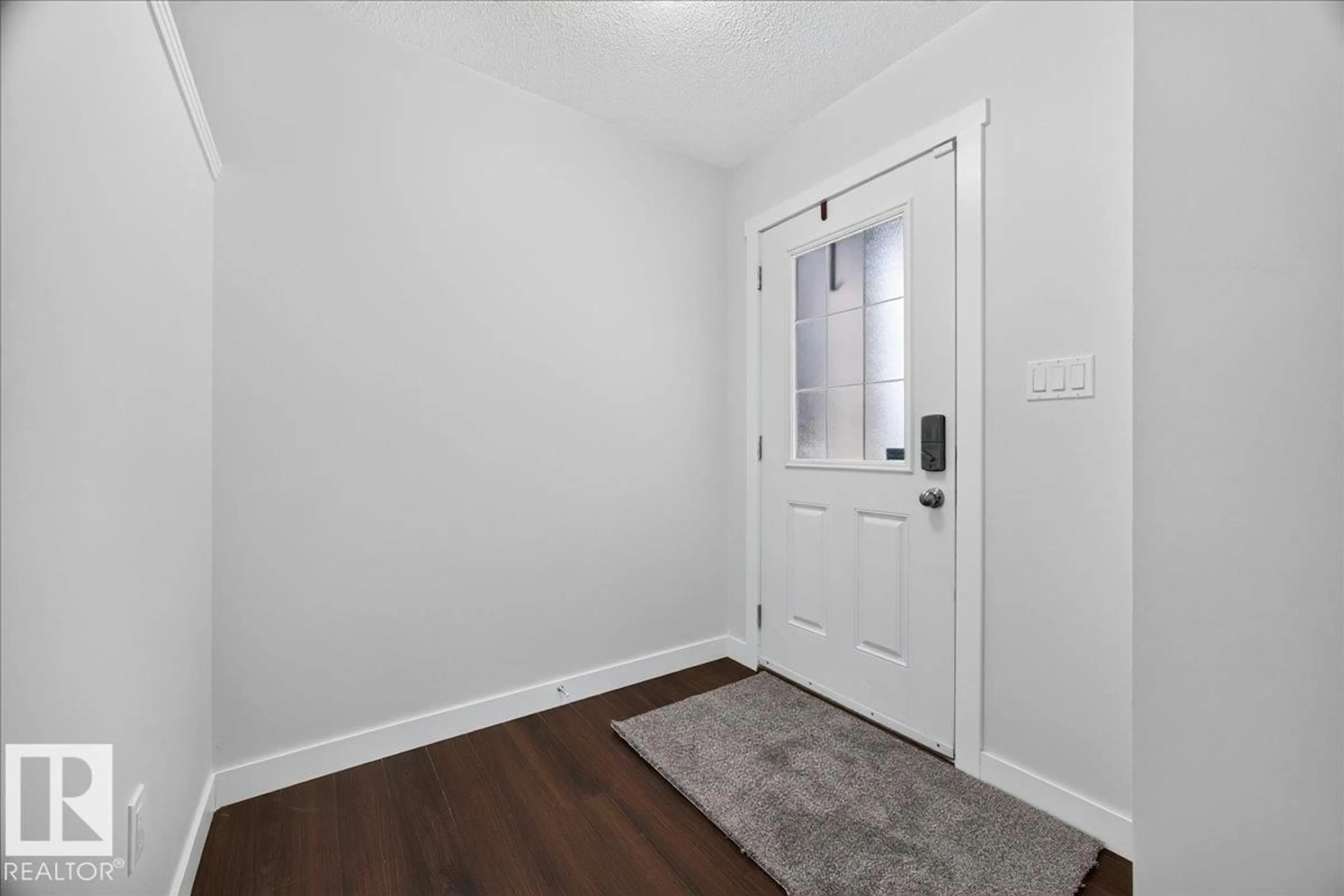 Indoor entryway for 3017 HARVEY CR, Edmonton Alberta T6M0N2