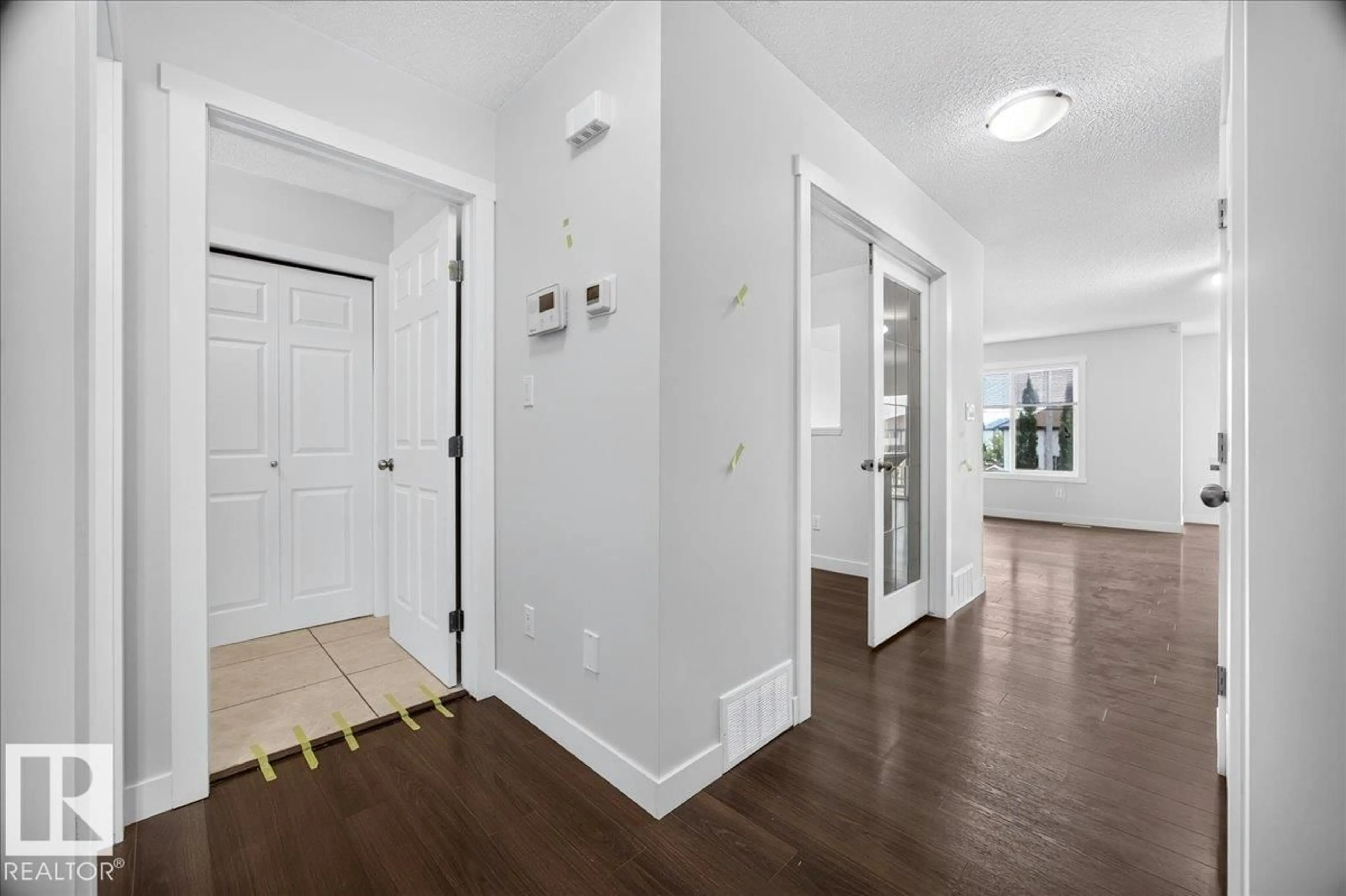 Indoor entryway for 3017 HARVEY CR, Edmonton Alberta T6M0N2
