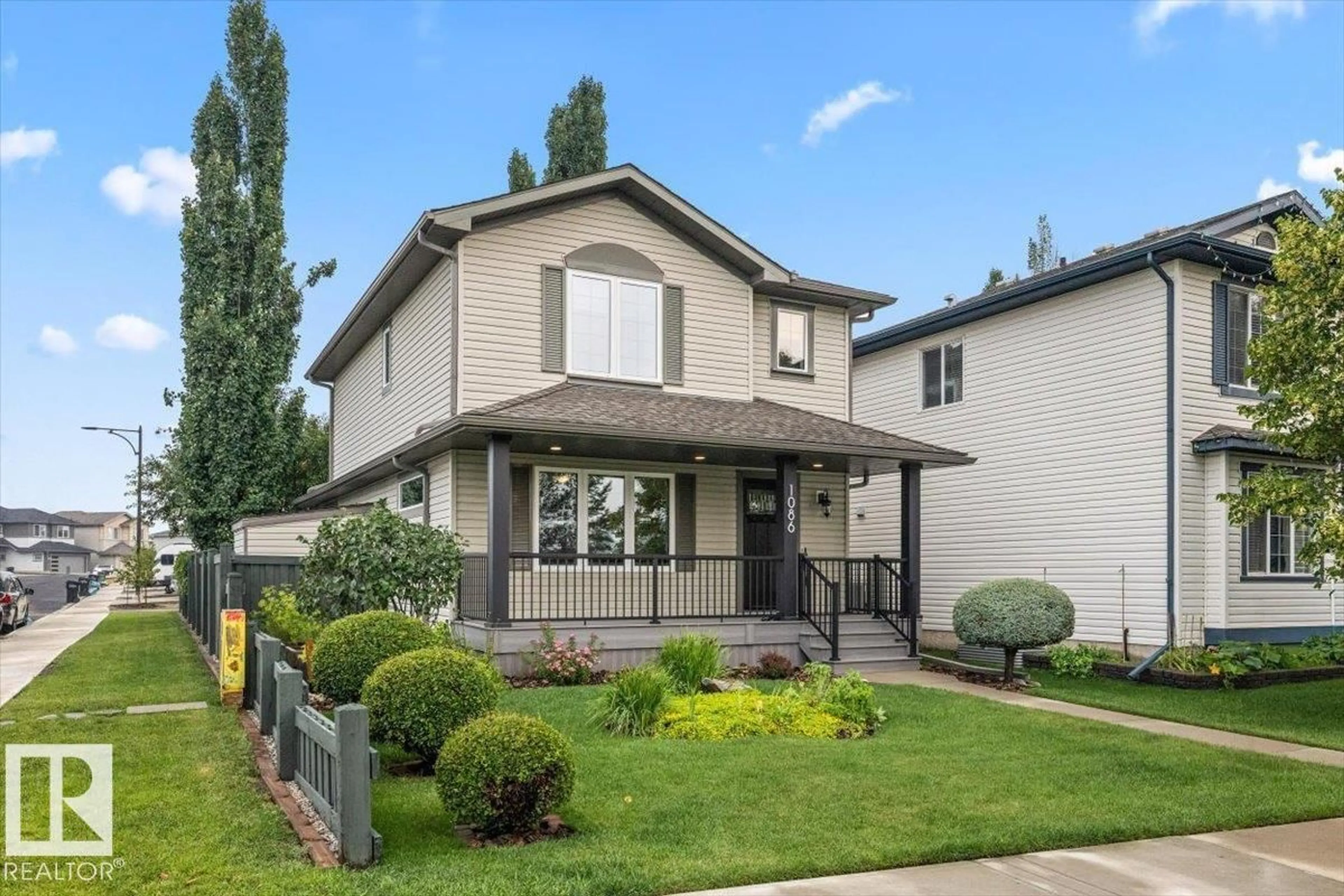 Home with vinyl exterior material, street for 1086 GRANTHAM DR, Edmonton Alberta T5T0W2