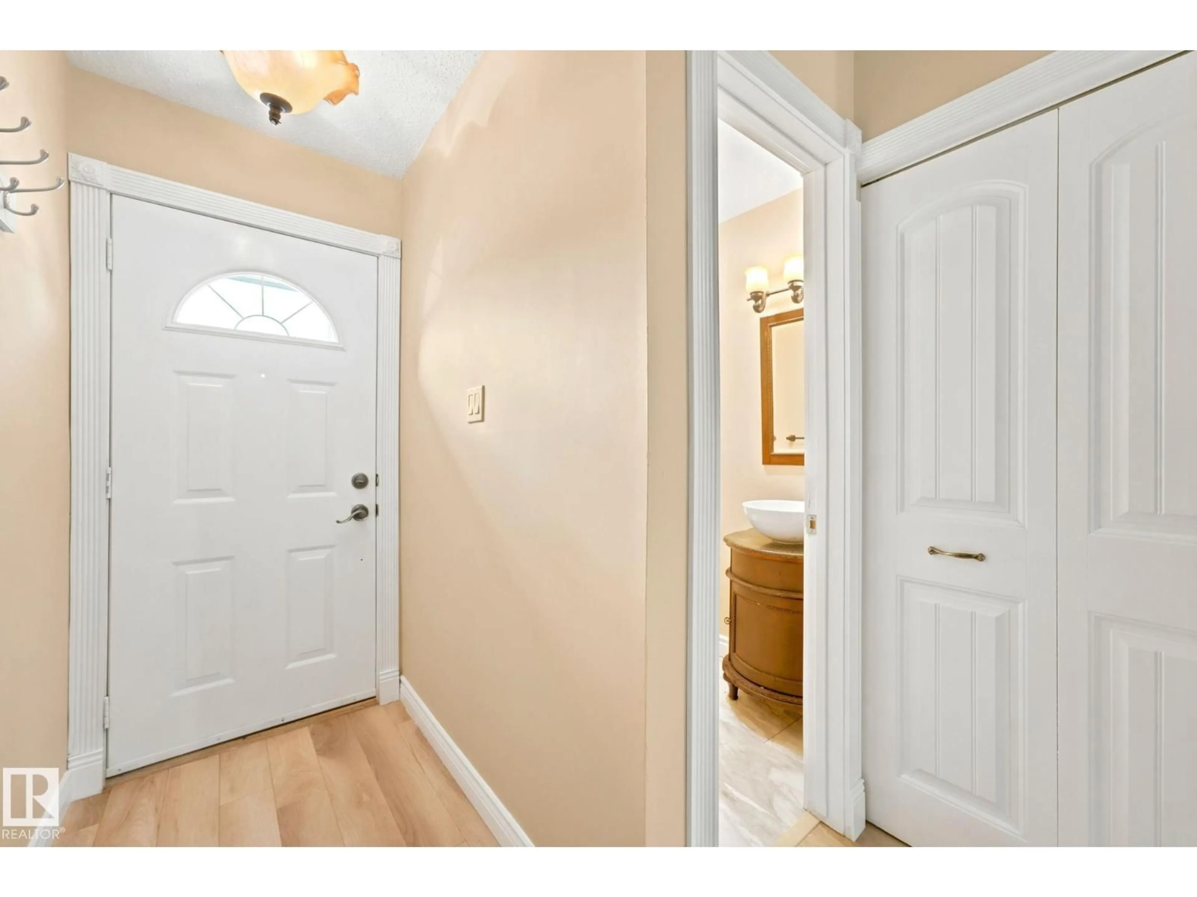 Indoor entryway for #41 - 4707 126 AV, Edmonton Alberta T5A4K4