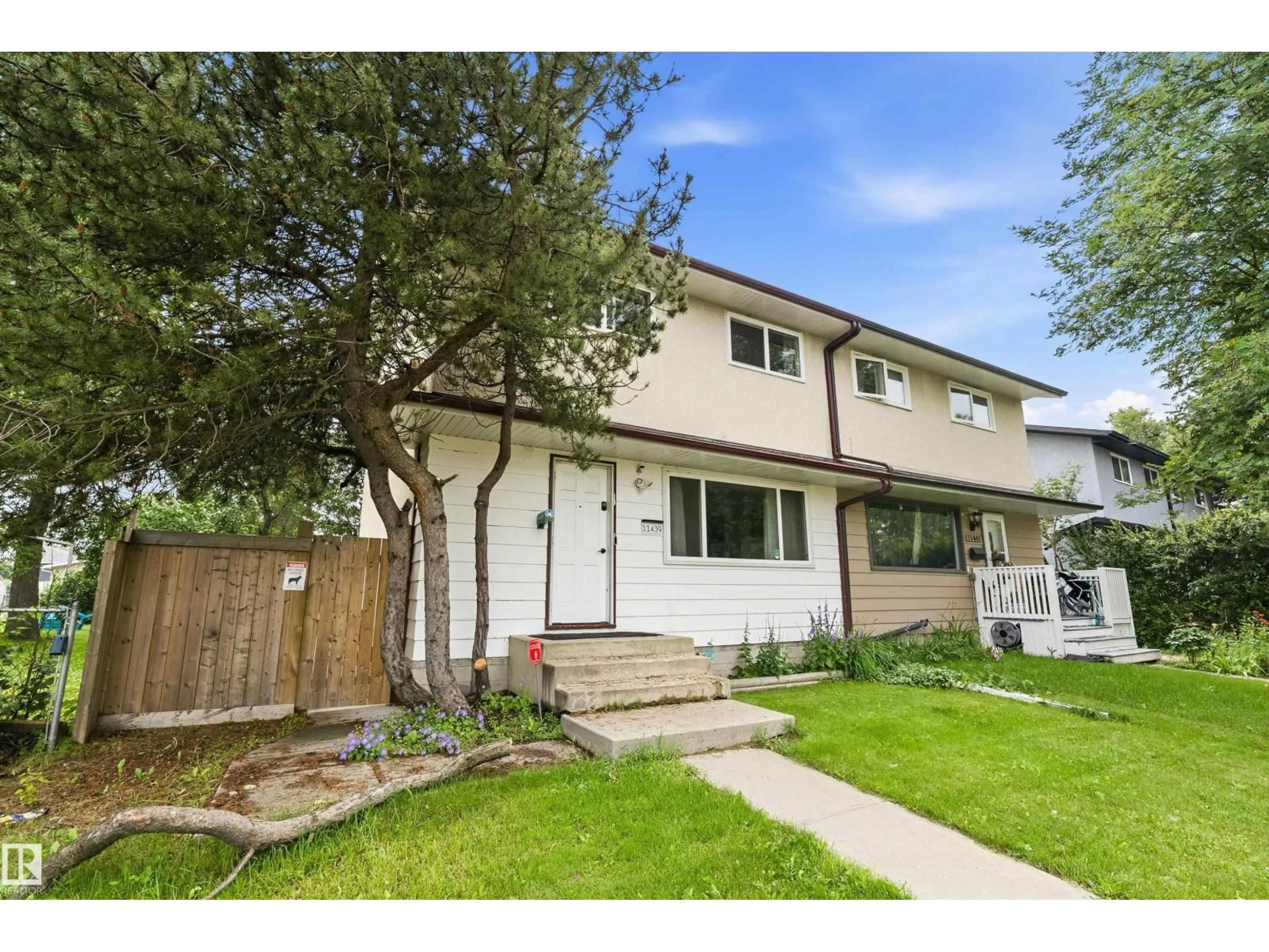 Home with vinyl exterior material, street for 11439 39 AV, Edmonton Alberta T6J0M5