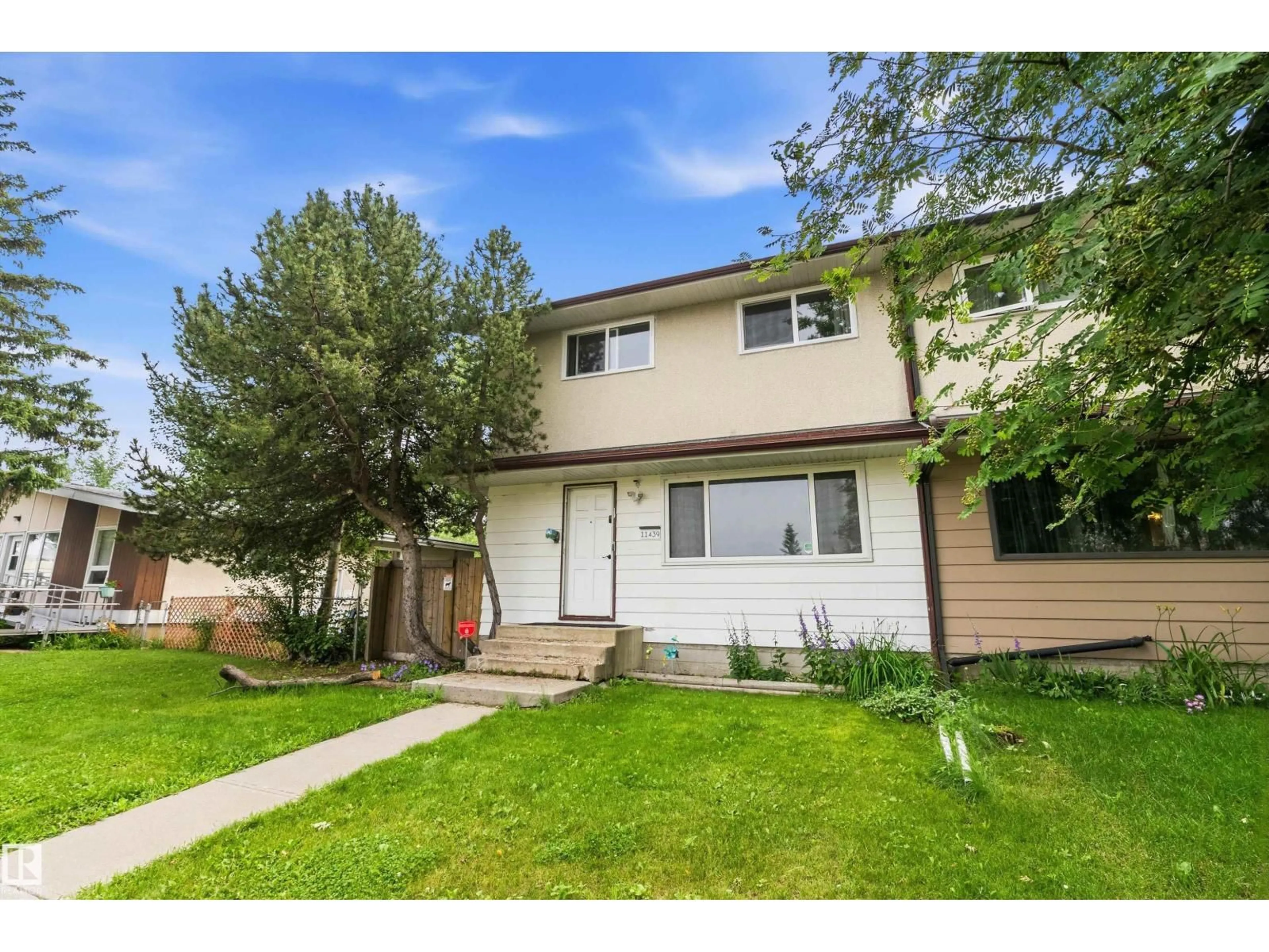 Home with vinyl exterior material, street for 11439 39 AV, Edmonton Alberta T6J0M5