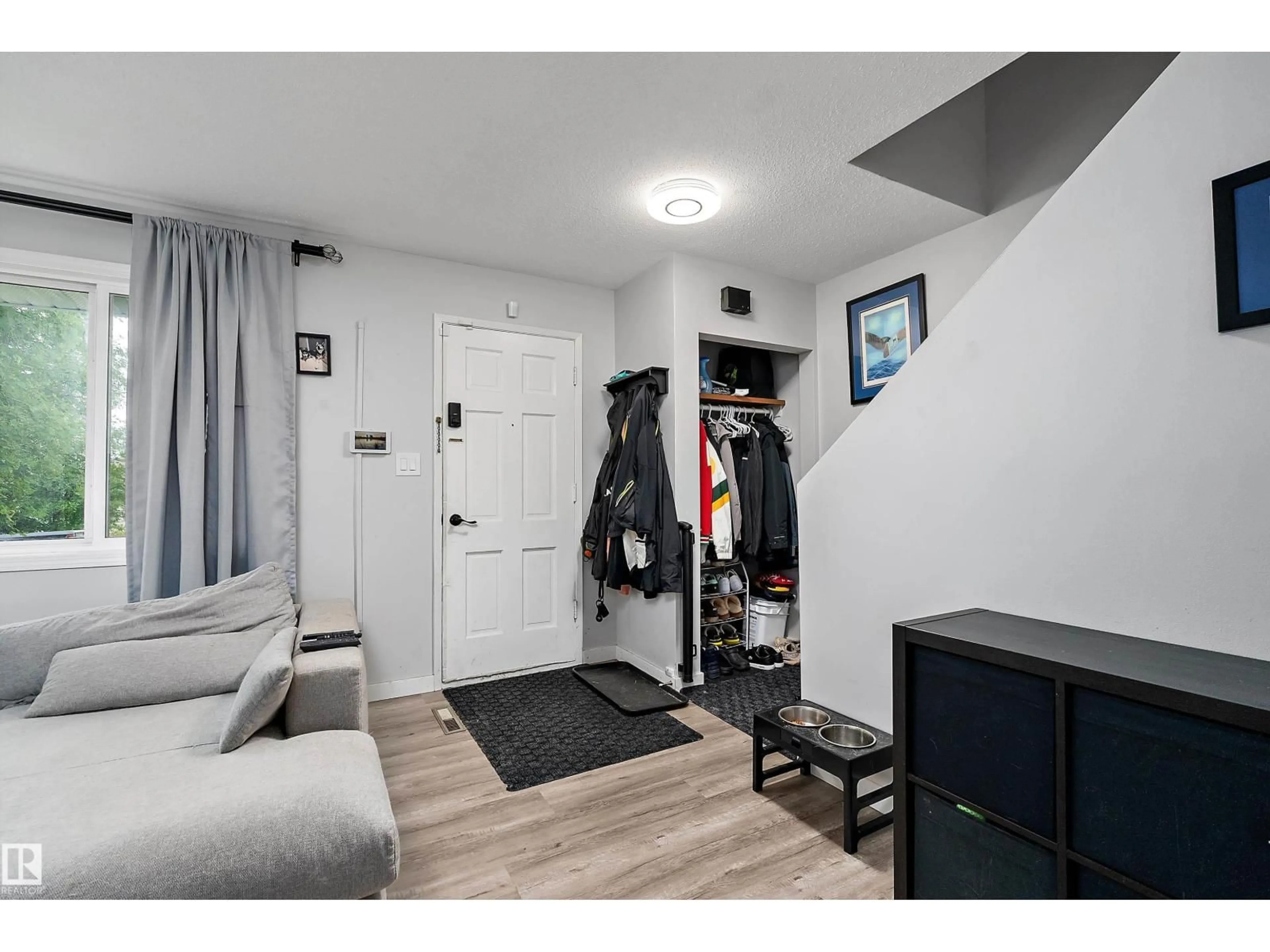Indoor entryway for 11439 39 AV, Edmonton Alberta T6J0M5