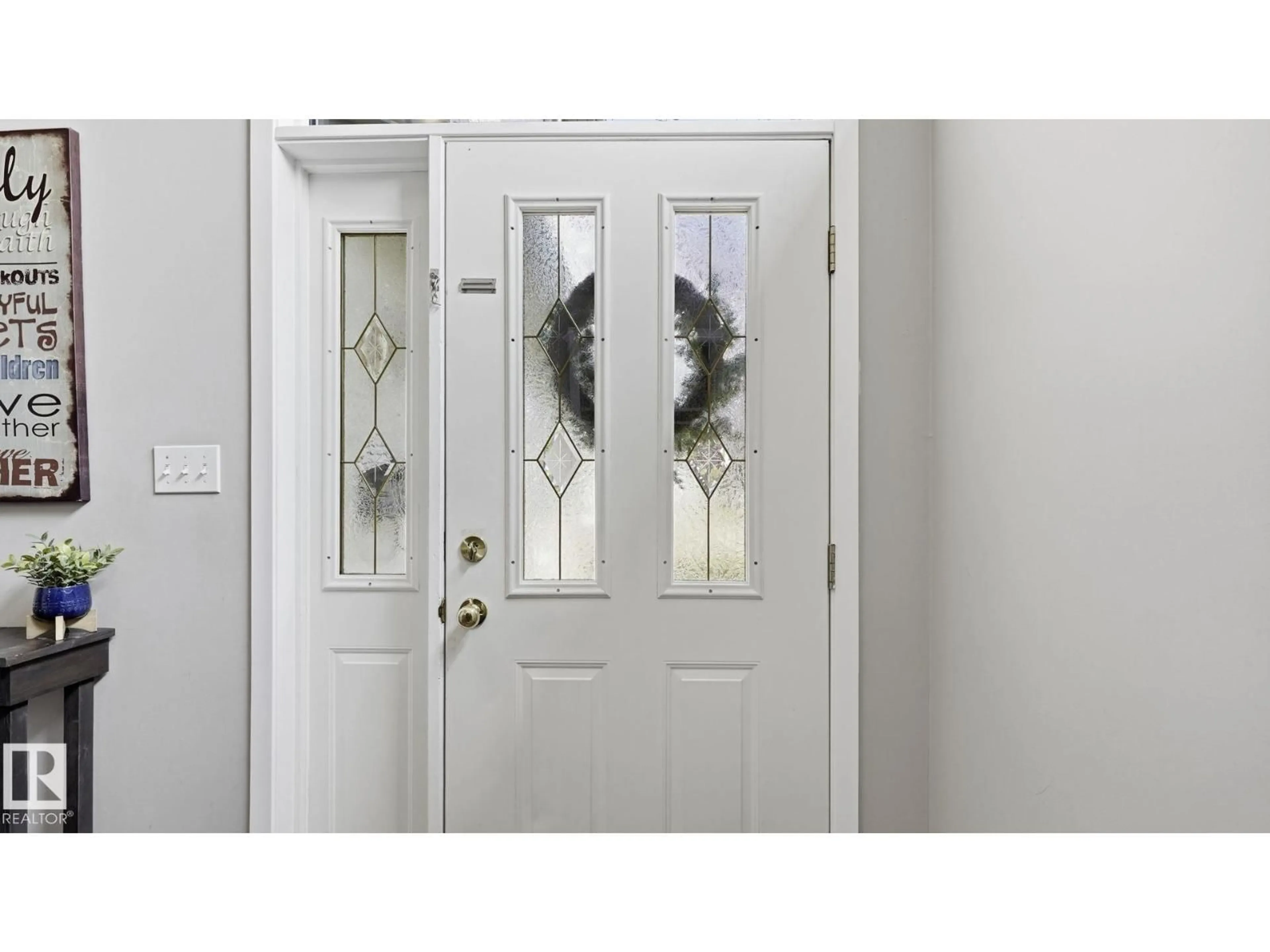 Indoor entryway for 4105 36A AV, Edmonton Alberta T6L7B1