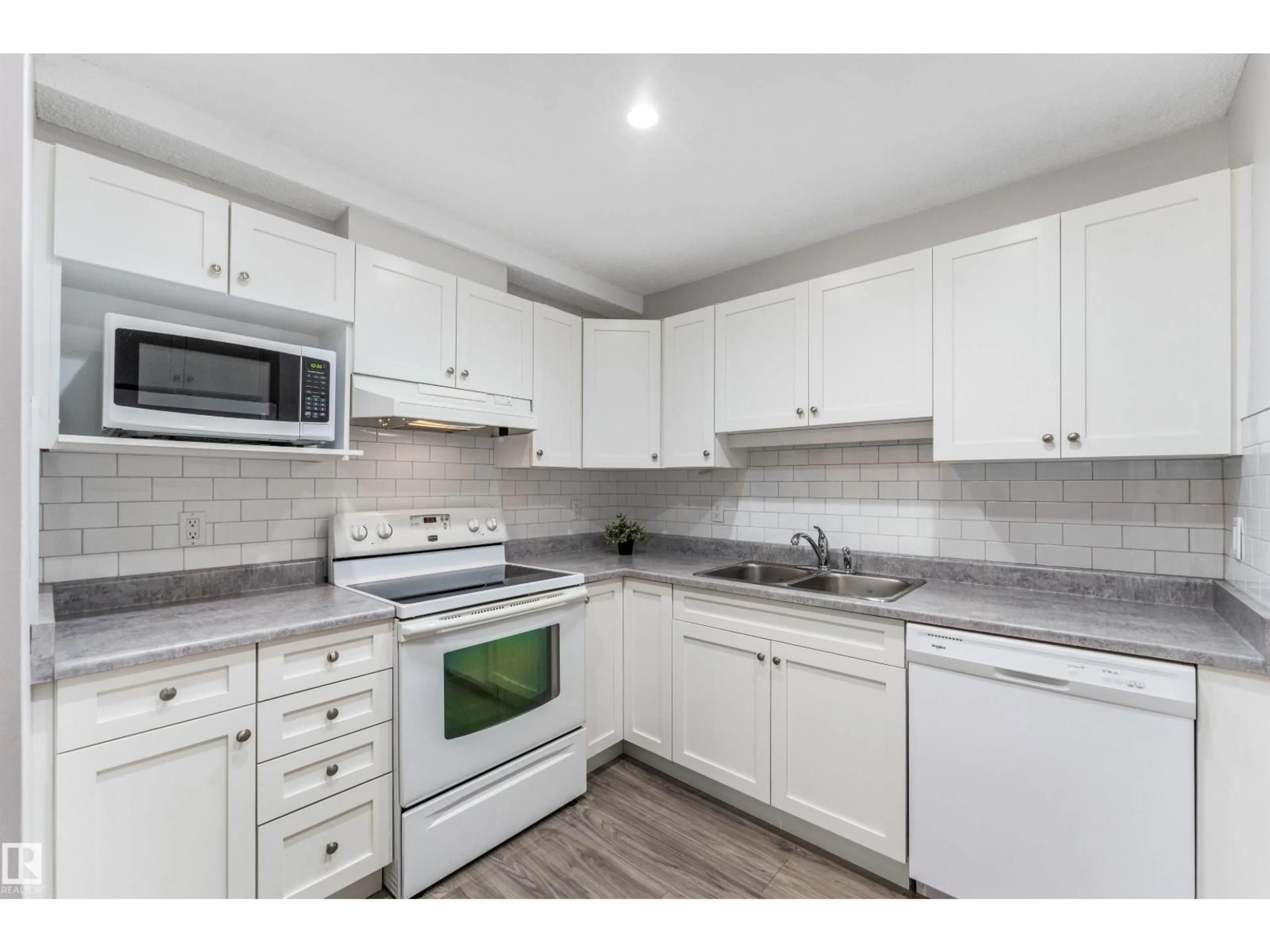 Standard kitchen, unknown for 115 18012 95 AV NW, Edmonton Alberta T5T5Z2