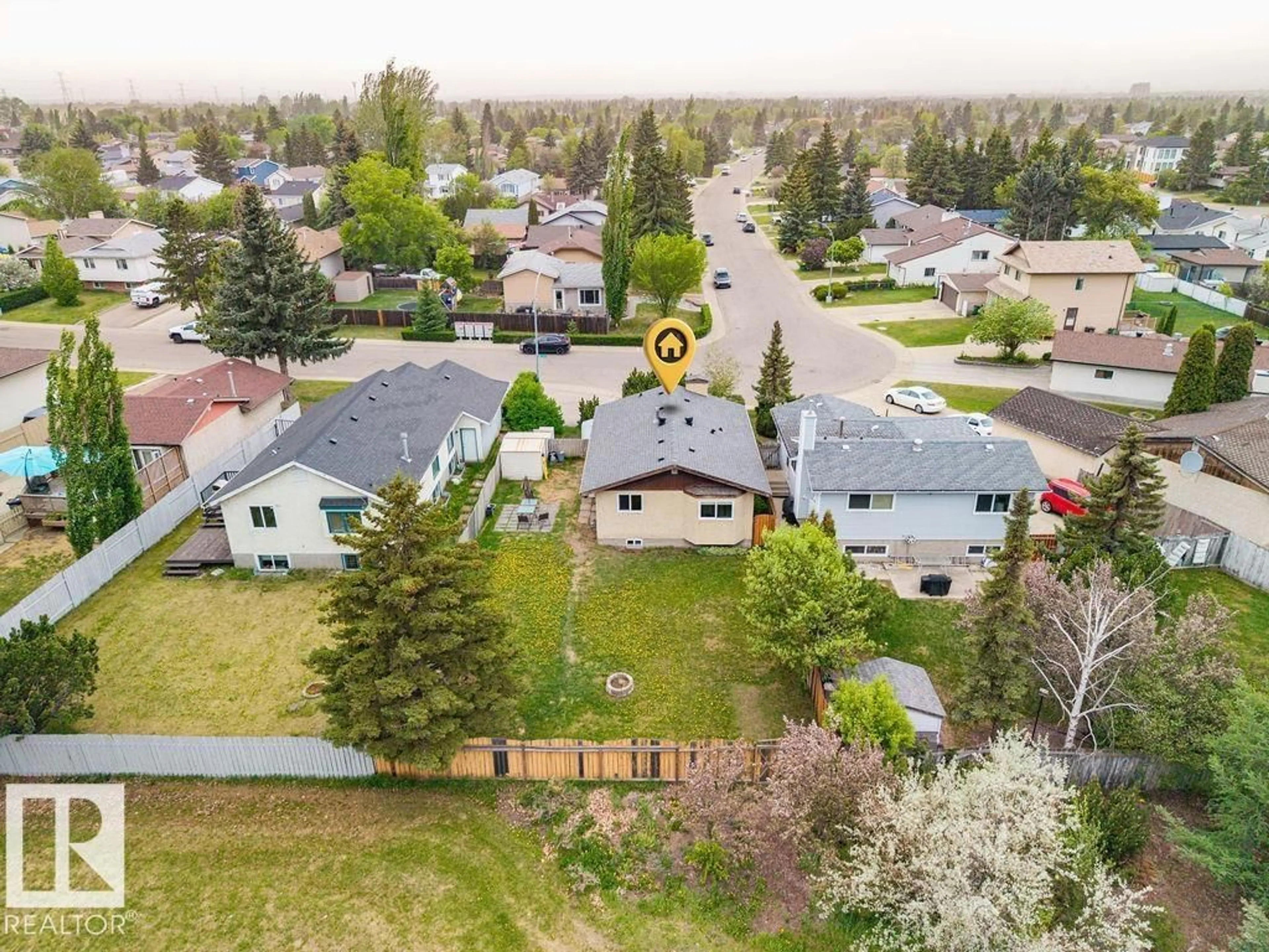 A pic from outside/outdoor area/front of a property/back of a property/a pic from drone, street for 1139 35 ST, Edmonton Alberta T6L2L3