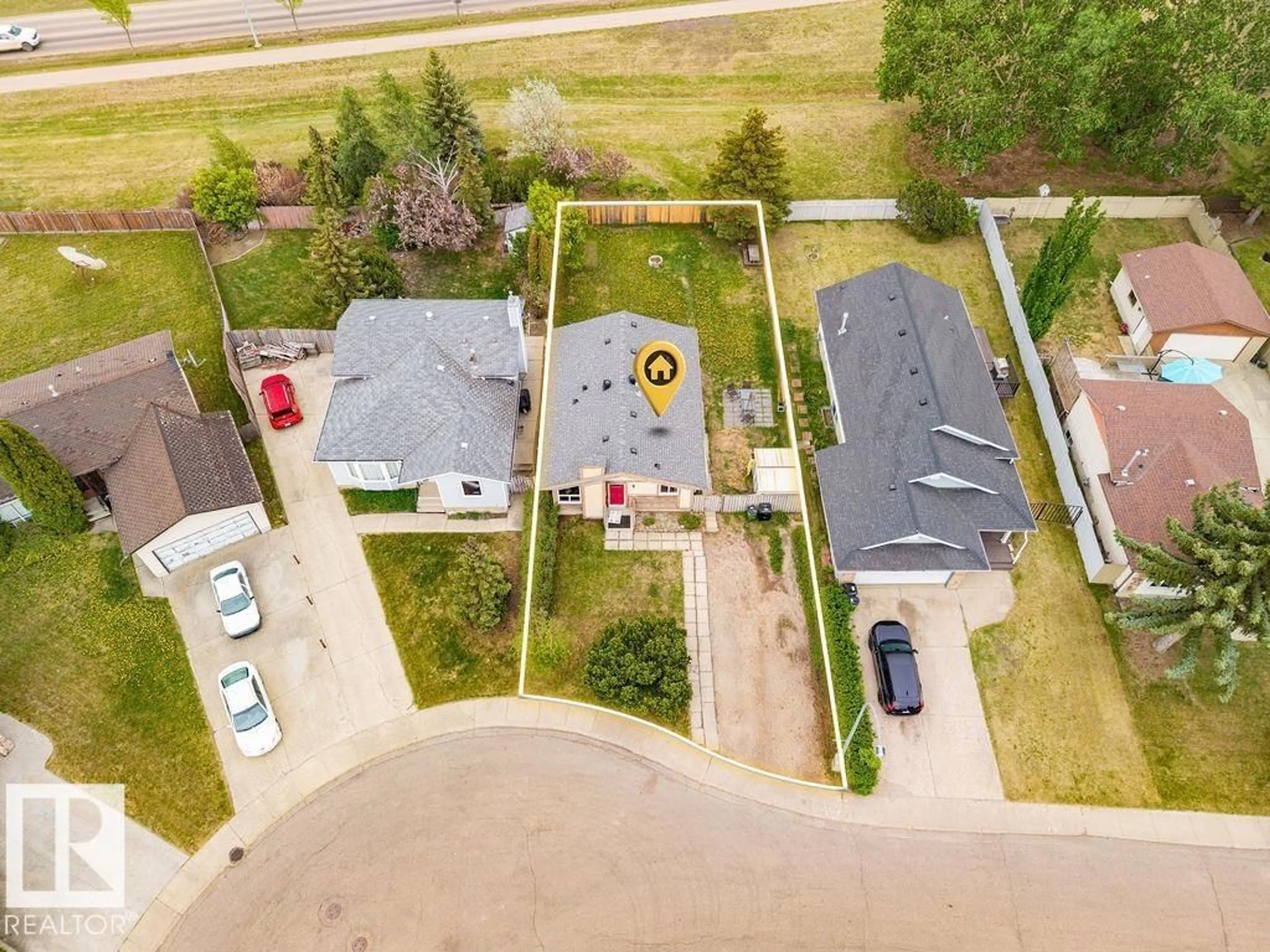 A pic from outside/outdoor area/front of a property/back of a property/a pic from drone, street for 1139 35 ST, Edmonton Alberta T6L2L3