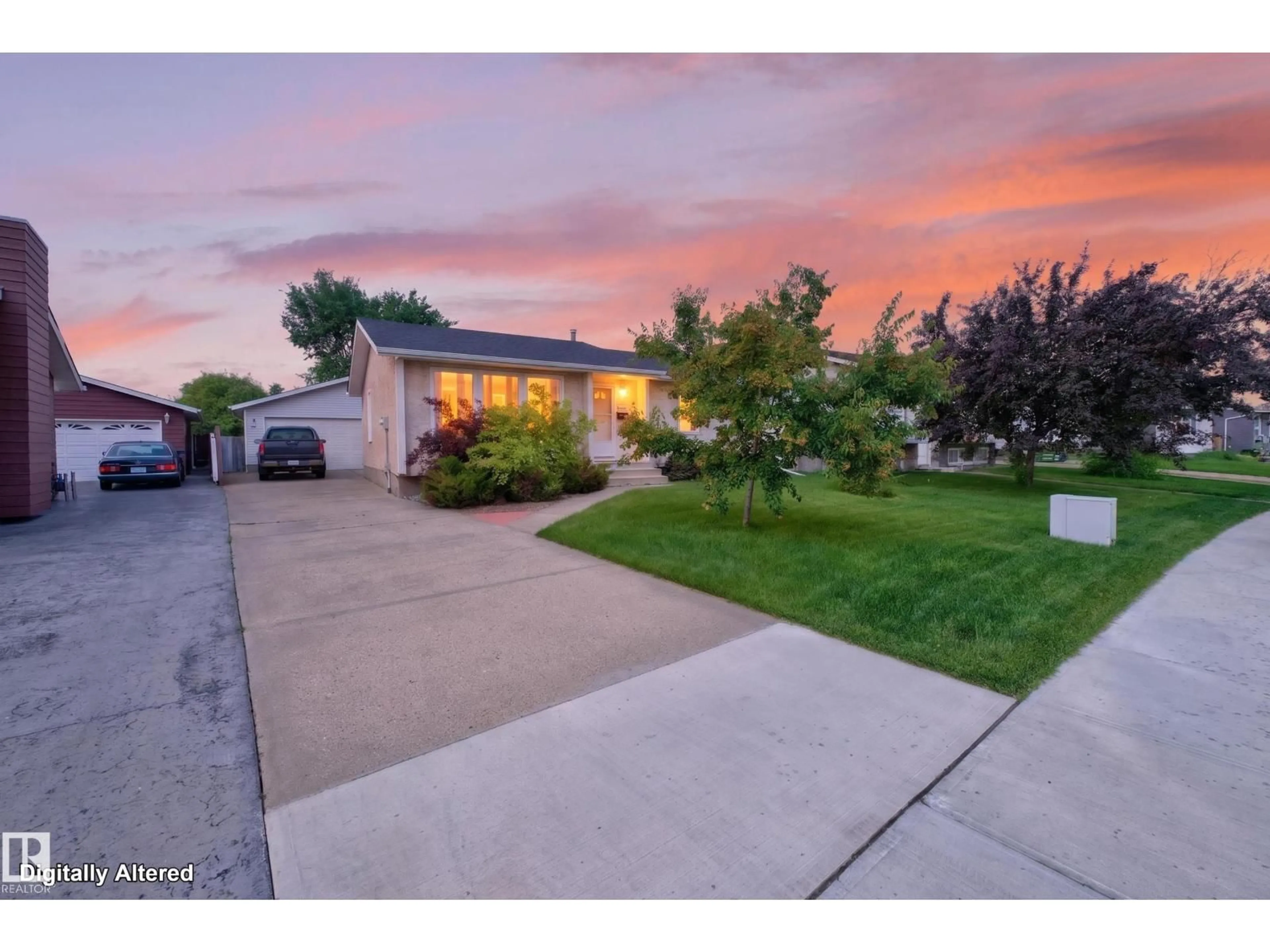 A pic from outside/outdoor area/front of a property/back of a property/a pic from drone, street for 455 HUFFMAN CR, Edmonton Alberta T5A4C7