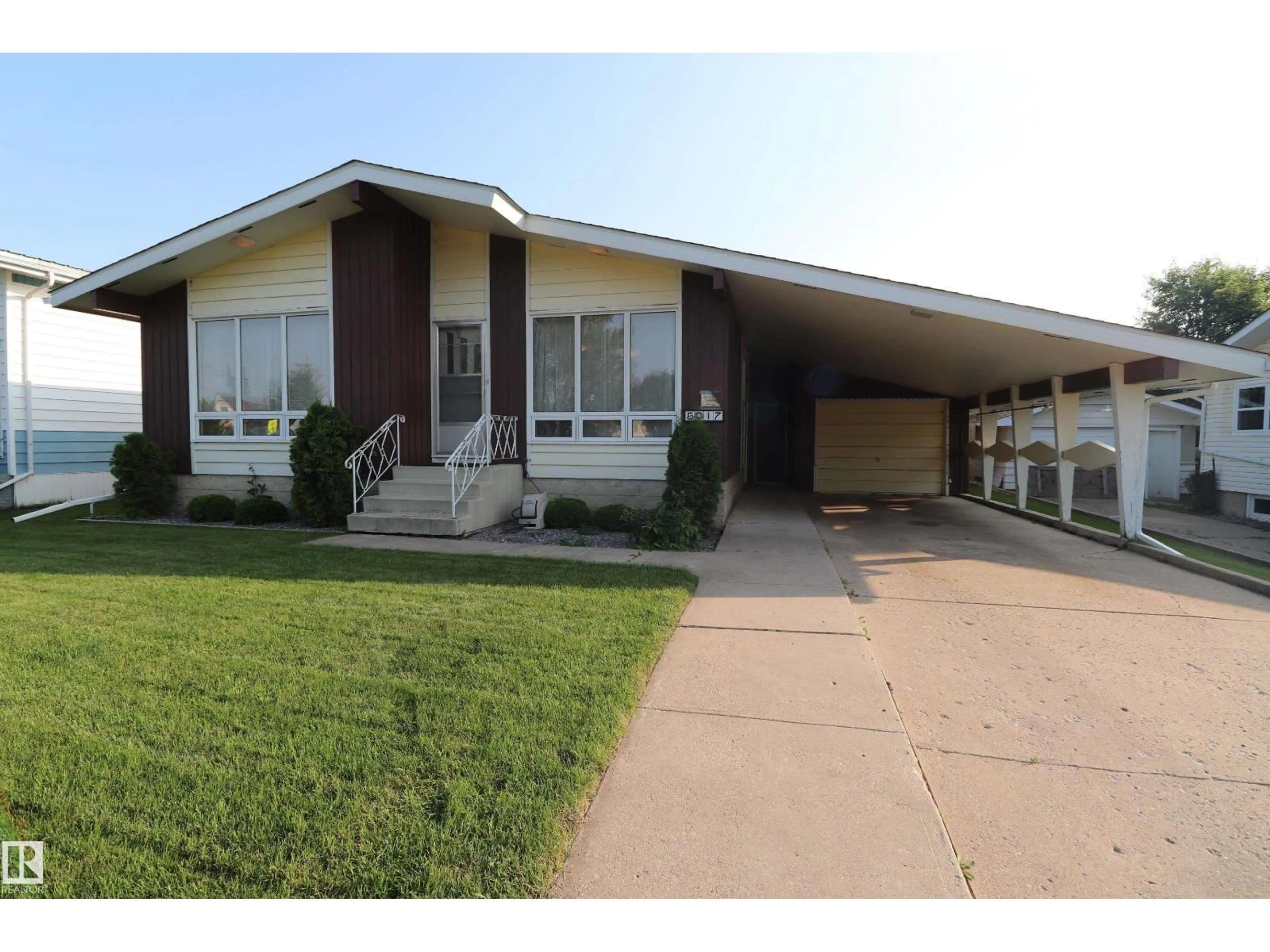 Home with vinyl exterior material, street for 5017 46 AV, Vegreville Alberta T9C1L7
