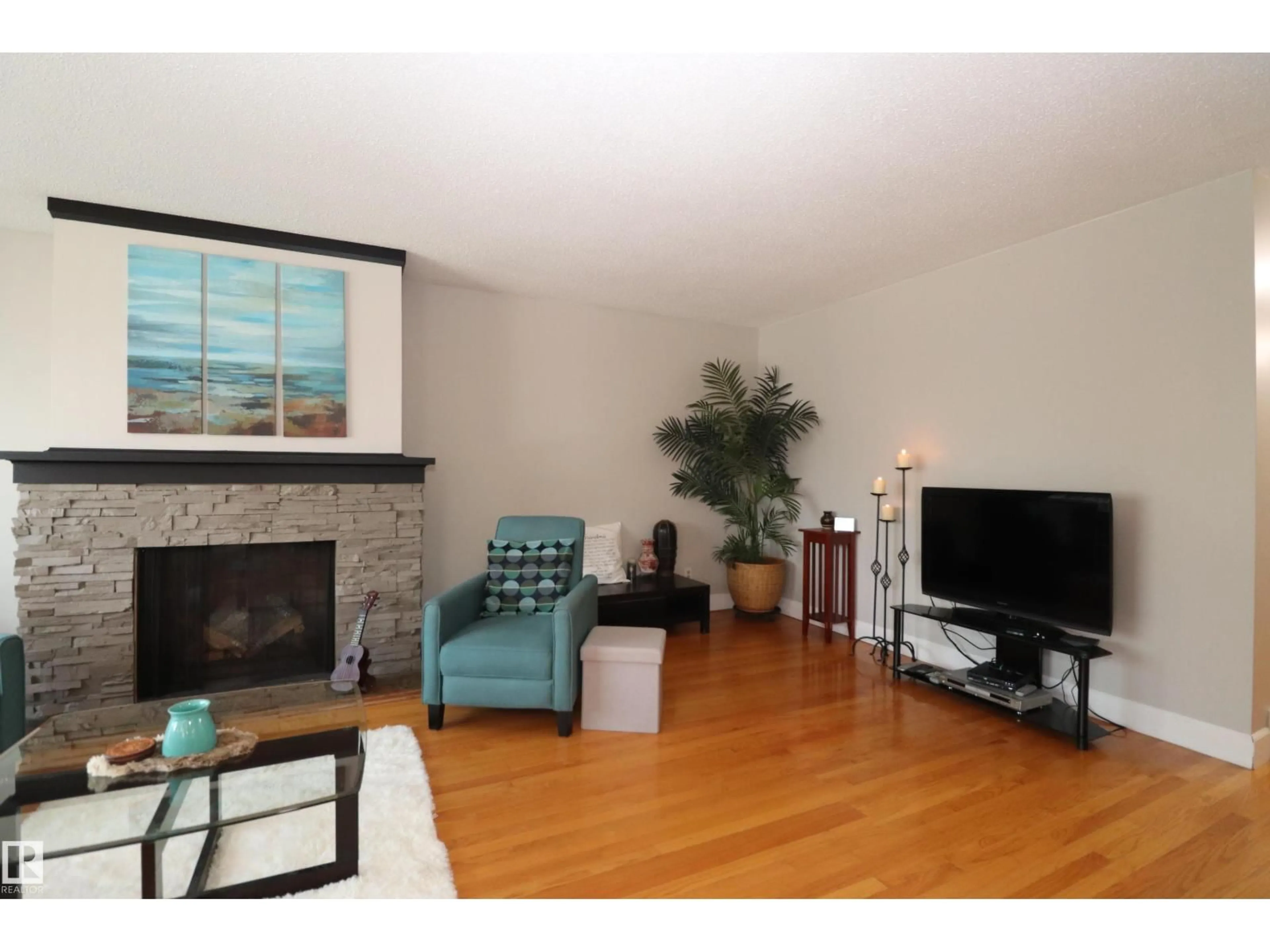 Living room with furniture, wood/laminate floor for 5017 46 AV, Vegreville Alberta T9C1L7