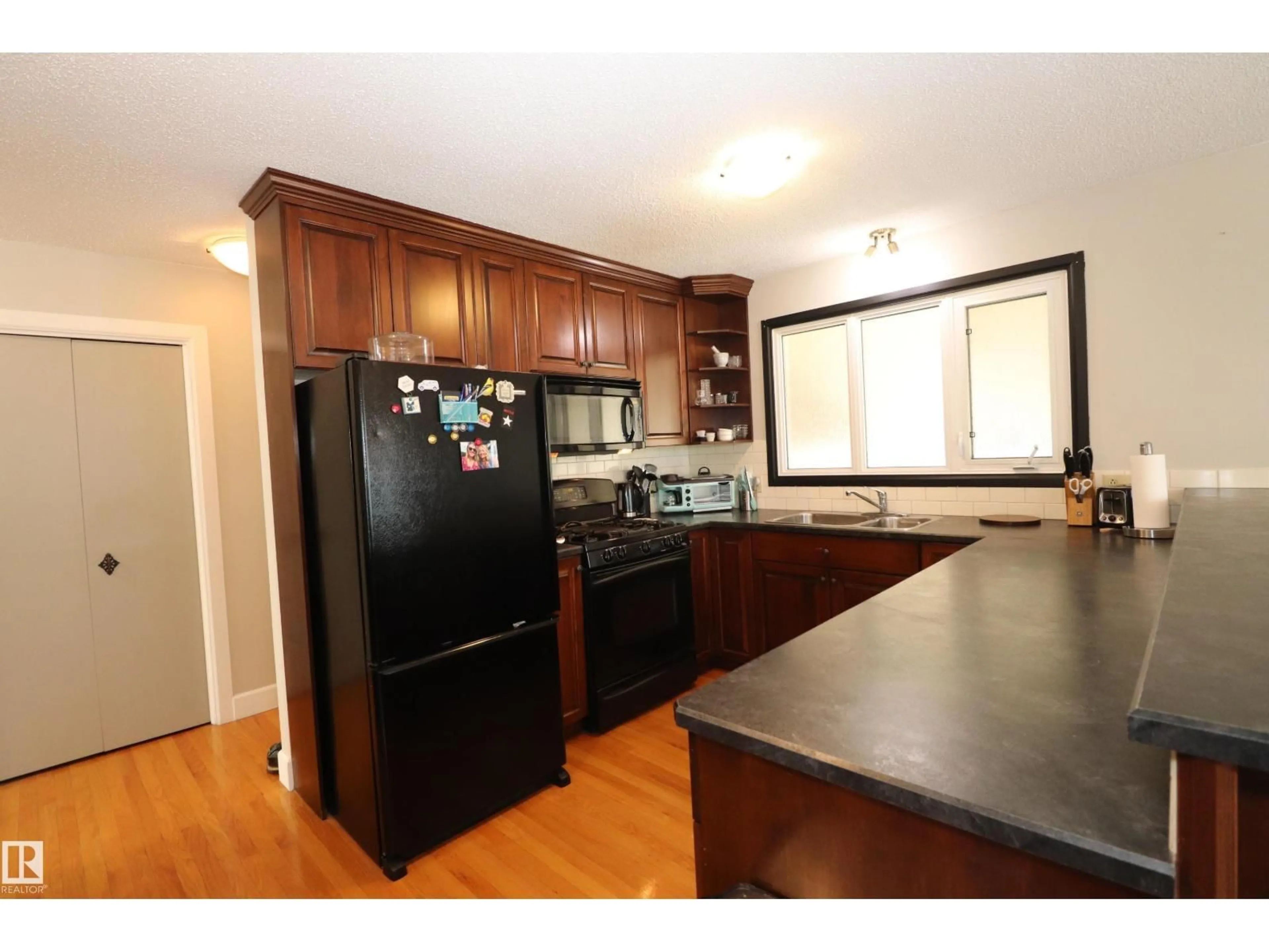 Standard kitchen, wood/laminate floor for 5017 46 AV, Vegreville Alberta T9C1L7