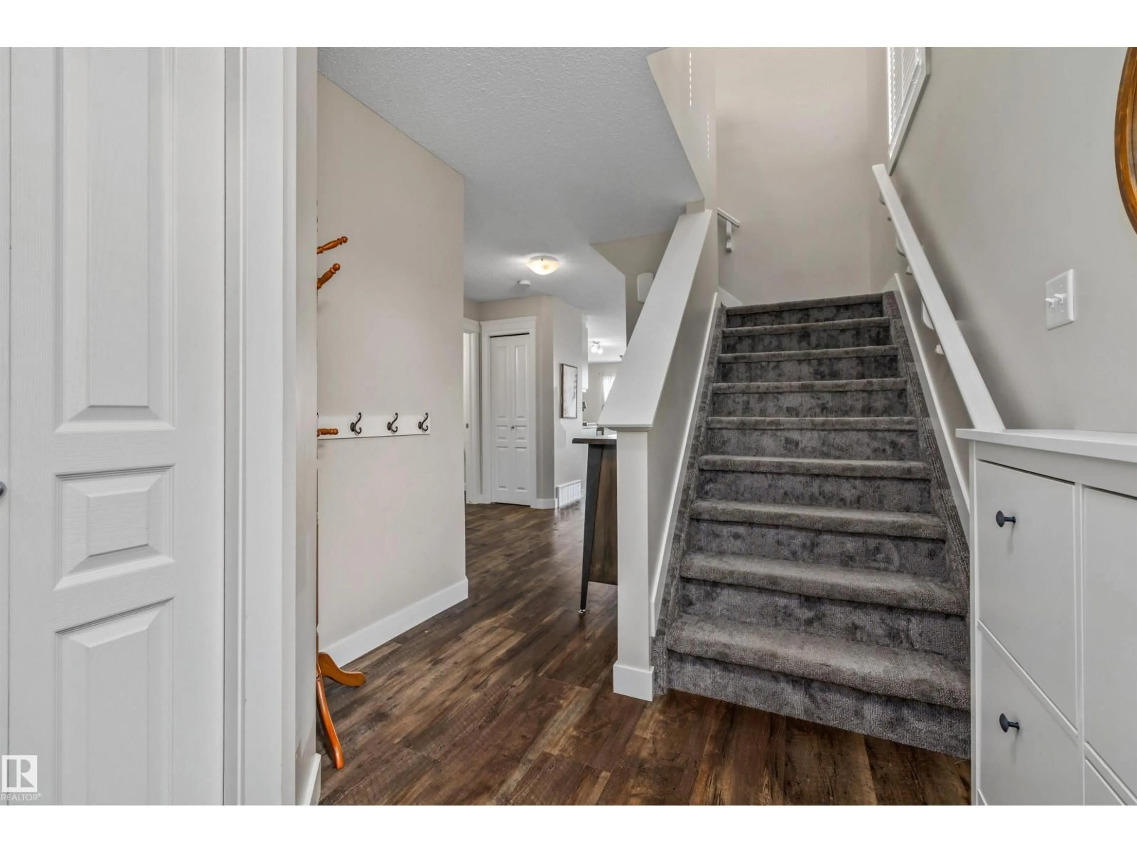 Indoor entryway for 70 WOODBRIDGE LI, Fort Saskatchewan Alberta T8L0H4