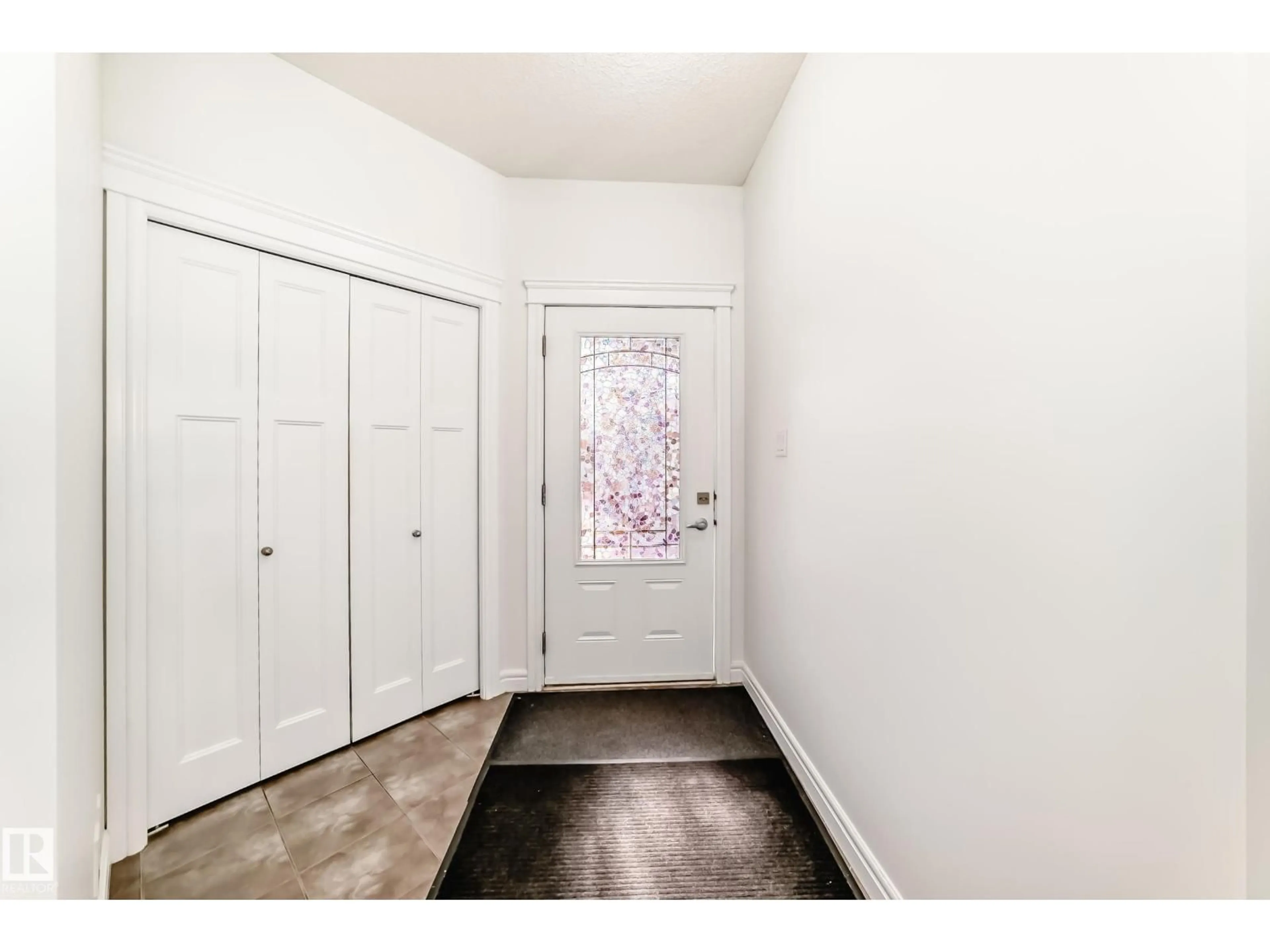 Indoor entryway for 2812 12 ST, Edmonton Alberta T6T0V8