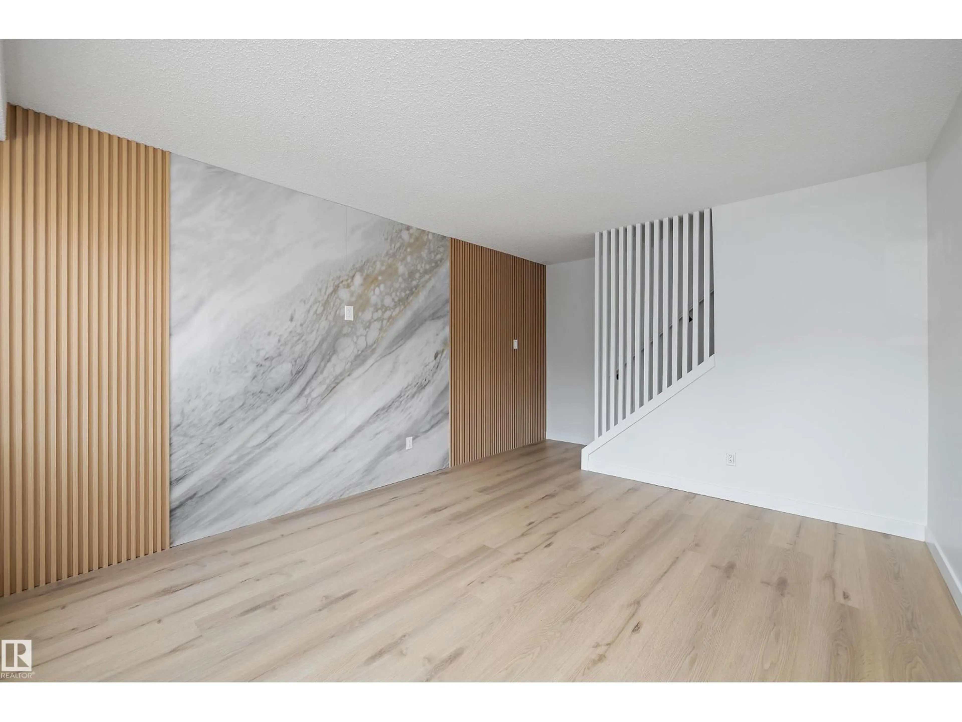 Indoor foyer for 84 WILLOWDALE PLACE, Edmonton Alberta T5T1Z4