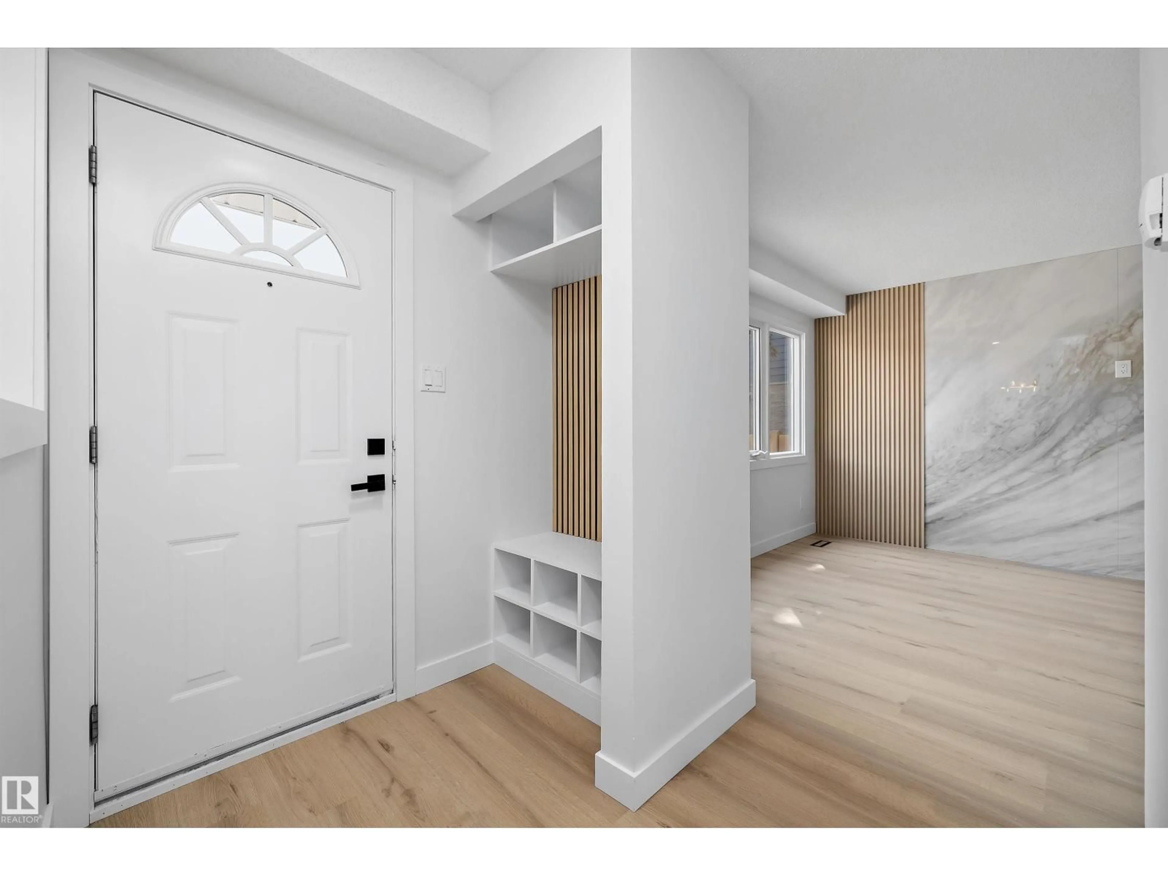 Indoor entryway for 84 WILLOWDALE PLACE, Edmonton Alberta T5T1Z4