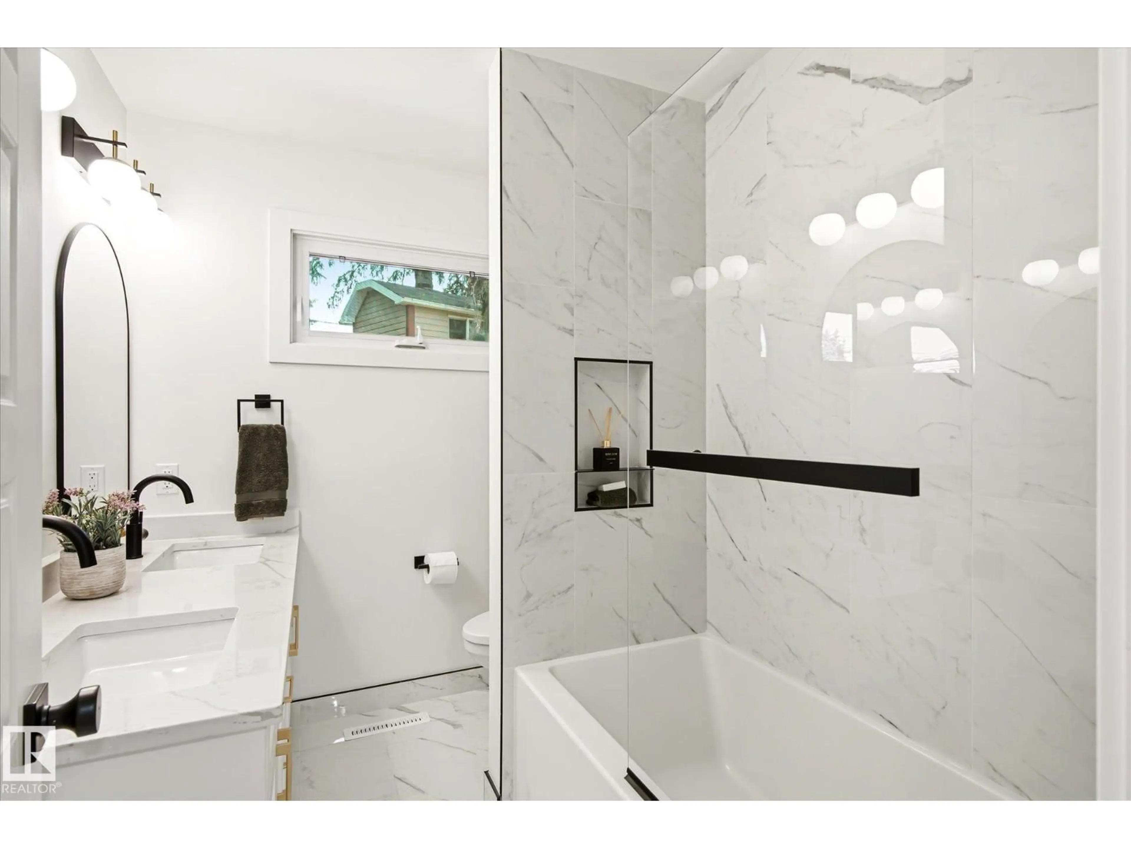 Contemporary bathroom, ceramic/tile floor for NW - 4708 104A AV, Edmonton Alberta T6A0Z4