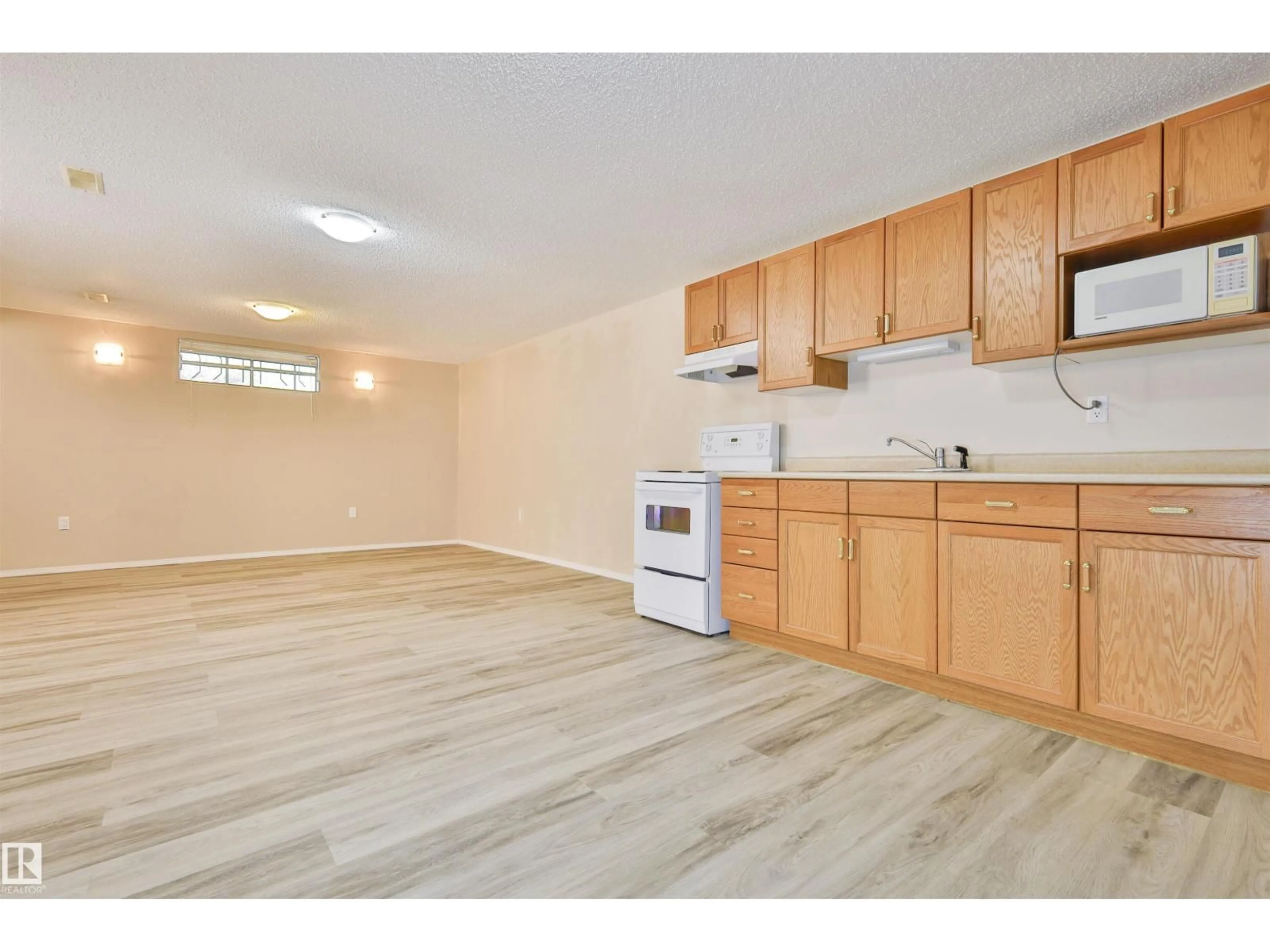 Unknown for 4015 120 ST, Edmonton Alberta T6J1X7