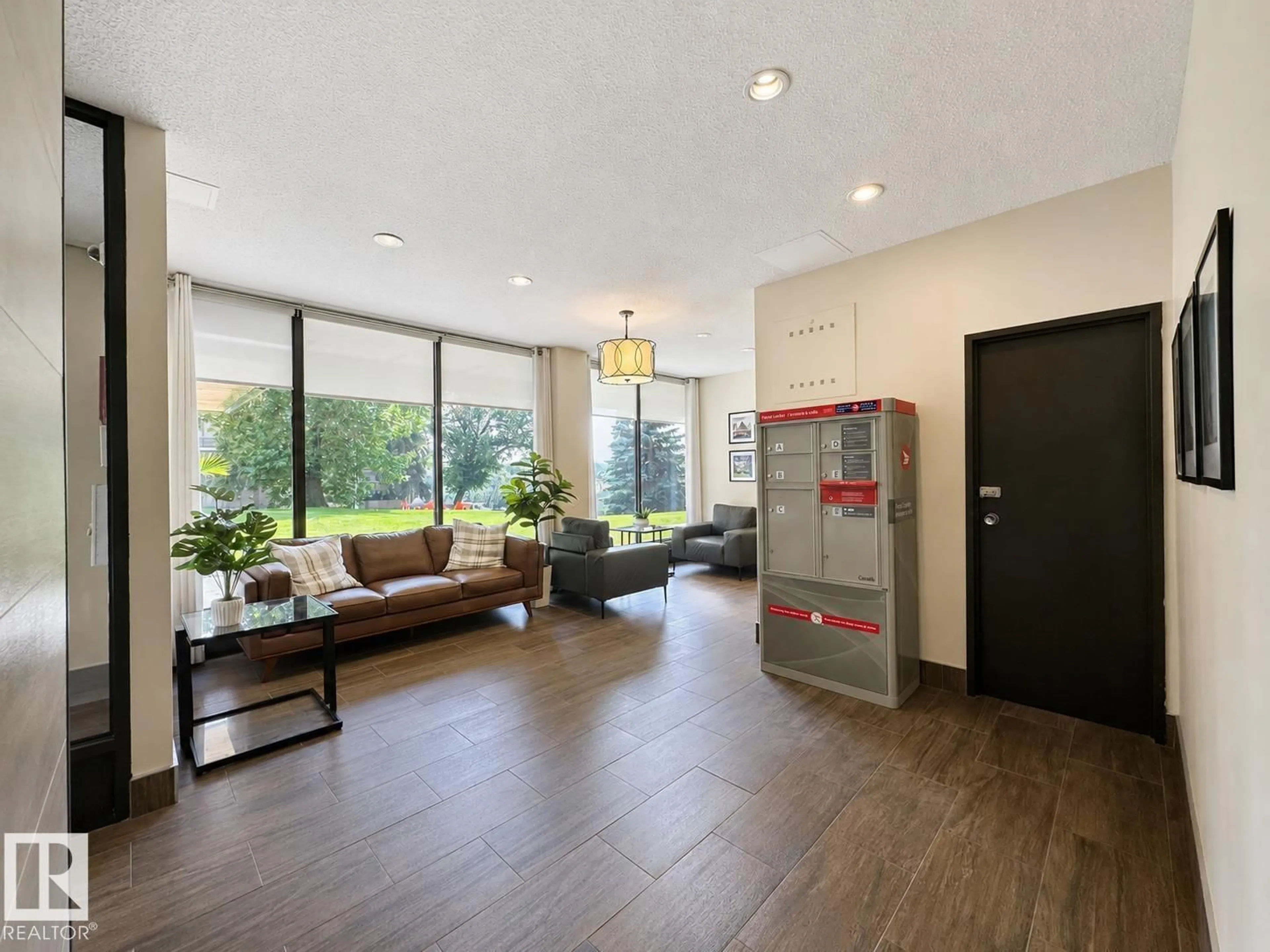 Indoor foyer for #301 - 9808 103 ST, Edmonton Alberta T5K2G4