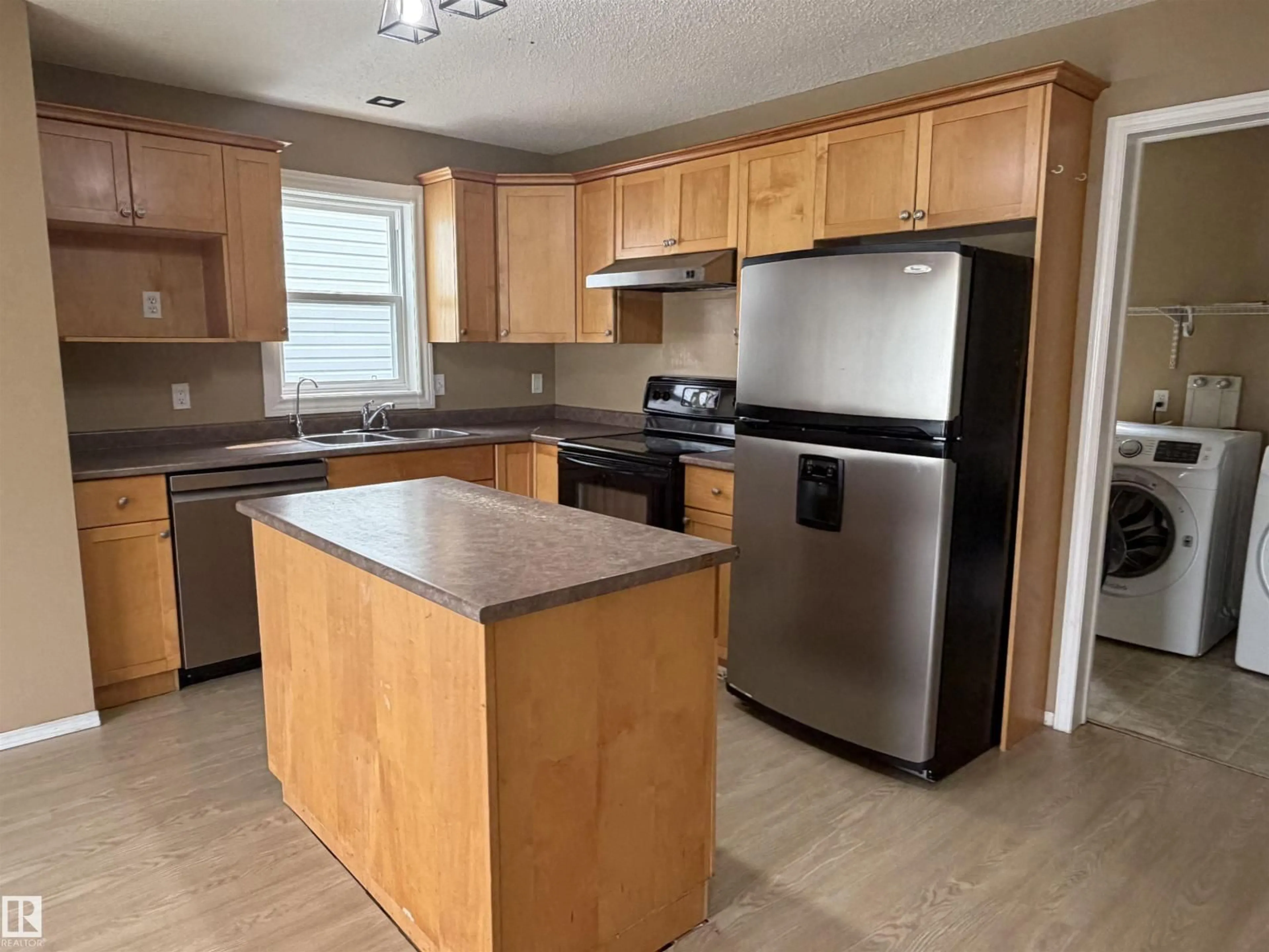 Standard kitchen, wood/laminate floor for NW - 1750 TOMLINSON CM, Edmonton Alberta T6R2W5