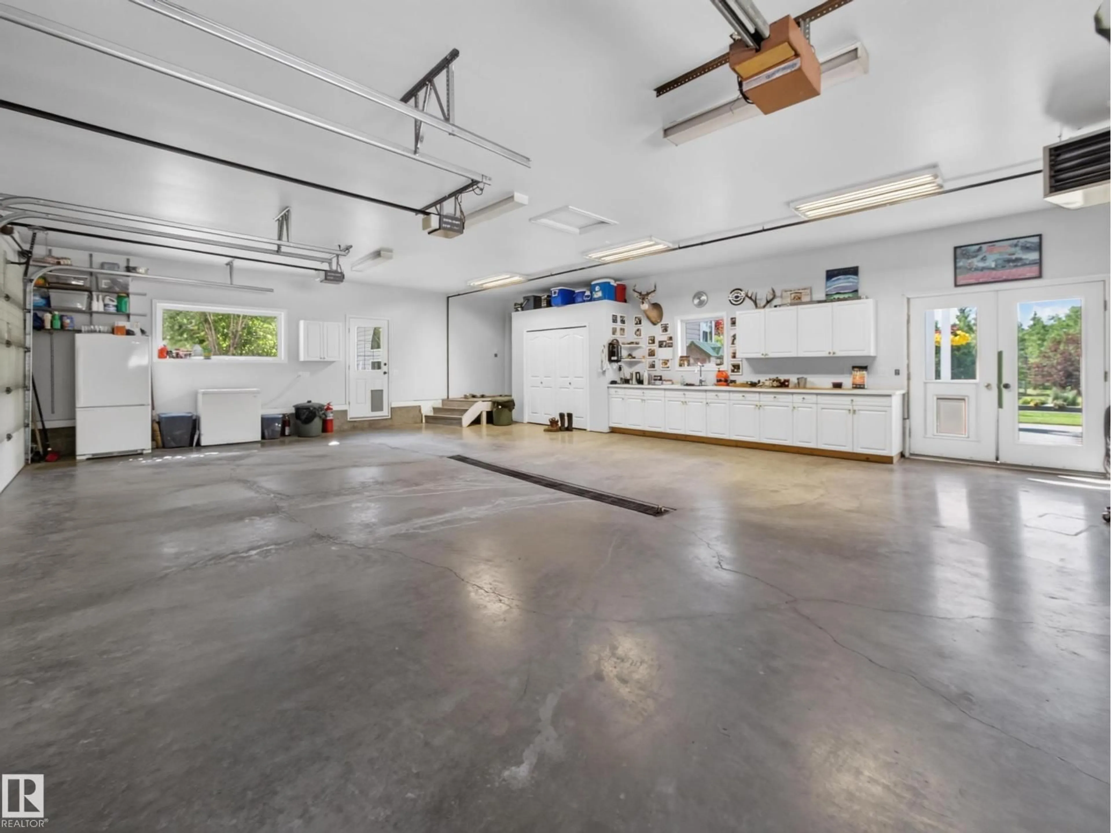 Indoor garage for 22035 TWP ROAD 522, Rural Strathcona County Alberta T8E1J4