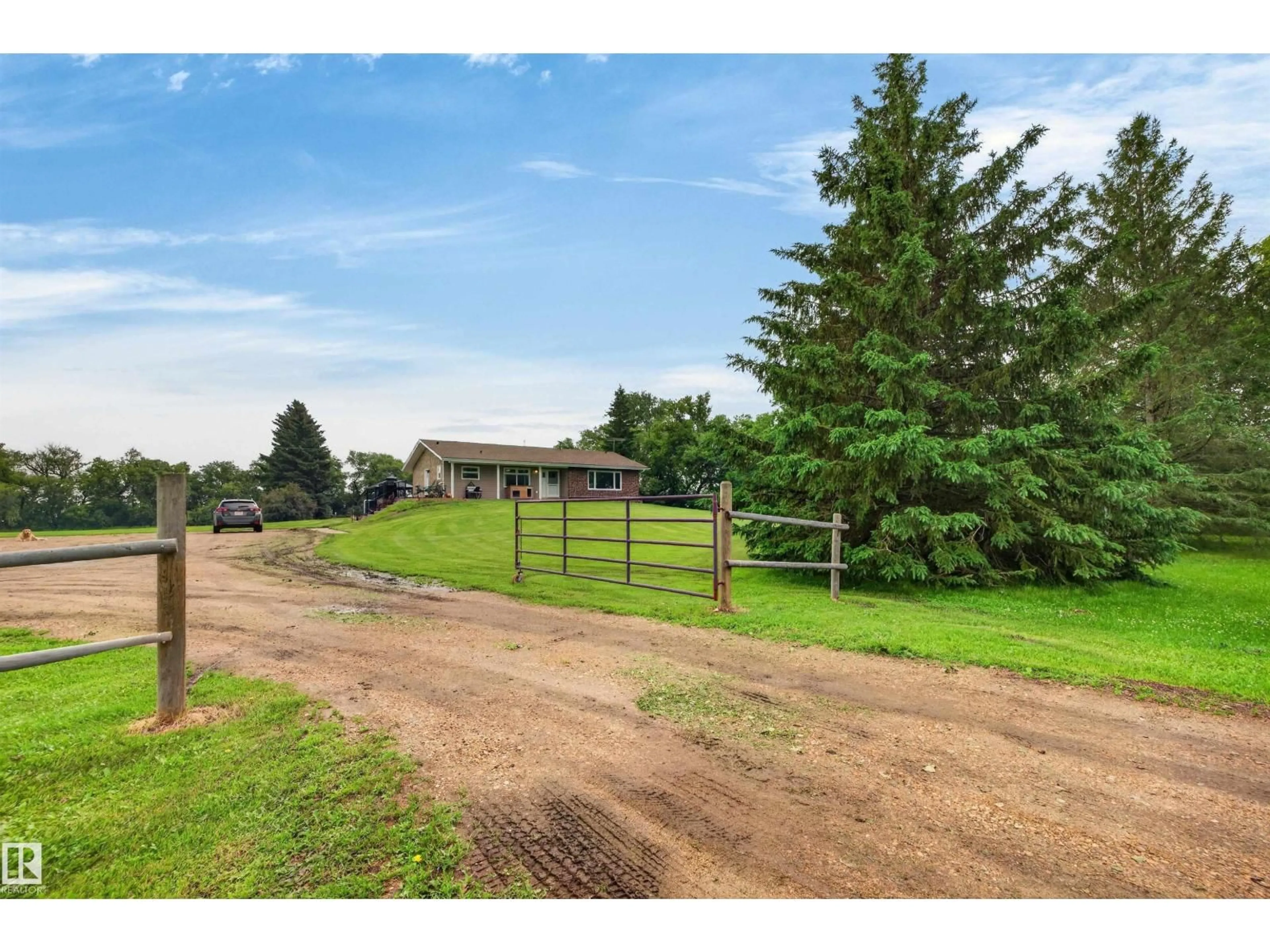 A pic from outside/outdoor area/front of a property/back of a property/a pic from drone, unknown for 54433 RGE ROAD 213, Rural Strathcona County Alberta T8L3Z5
