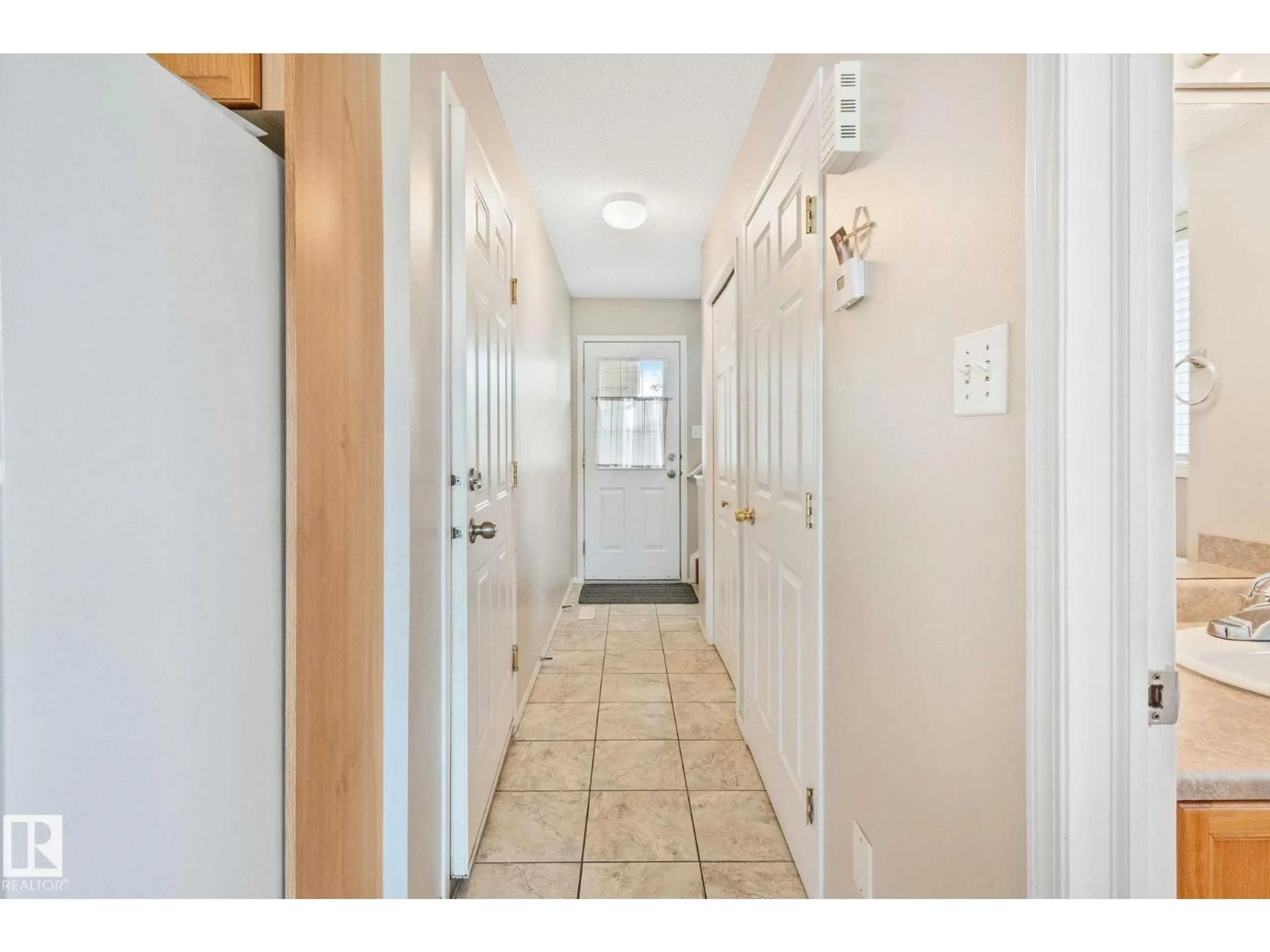Indoor entryway for 3769 21 ST, Edmonton Alberta T6T1R7