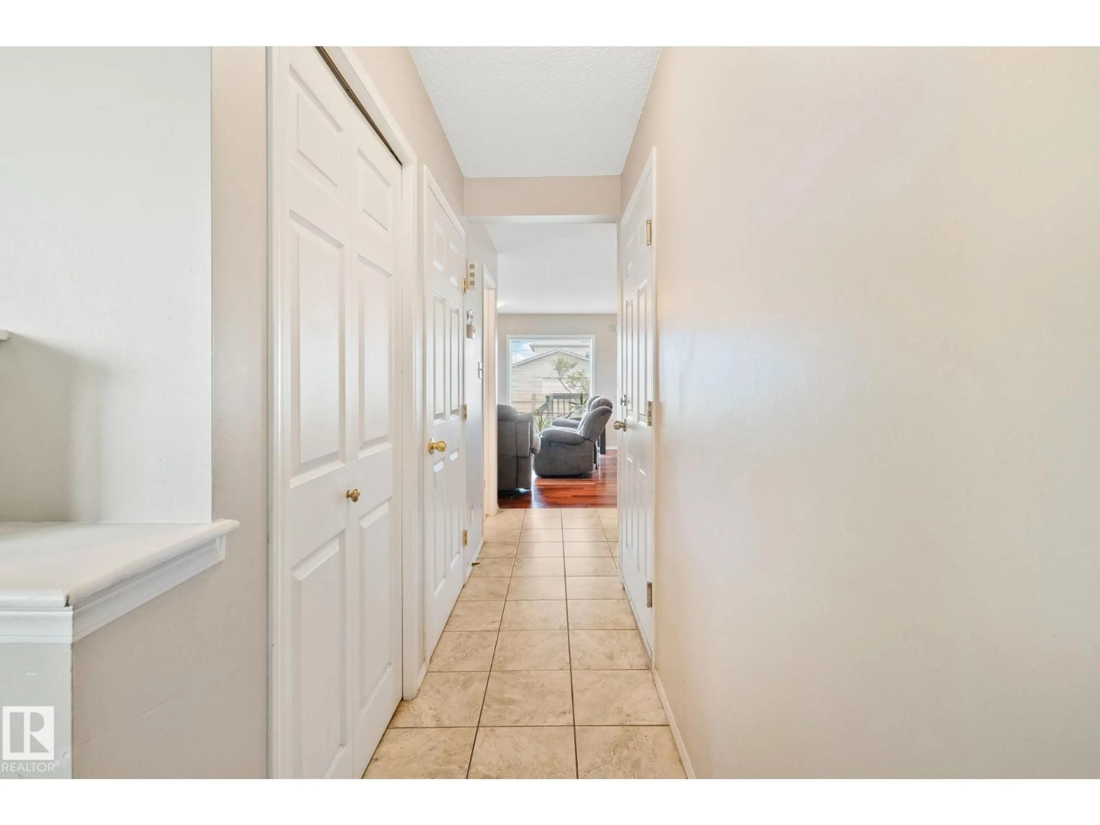 Indoor entryway for 3769 21 ST, Edmonton Alberta T6T1R7