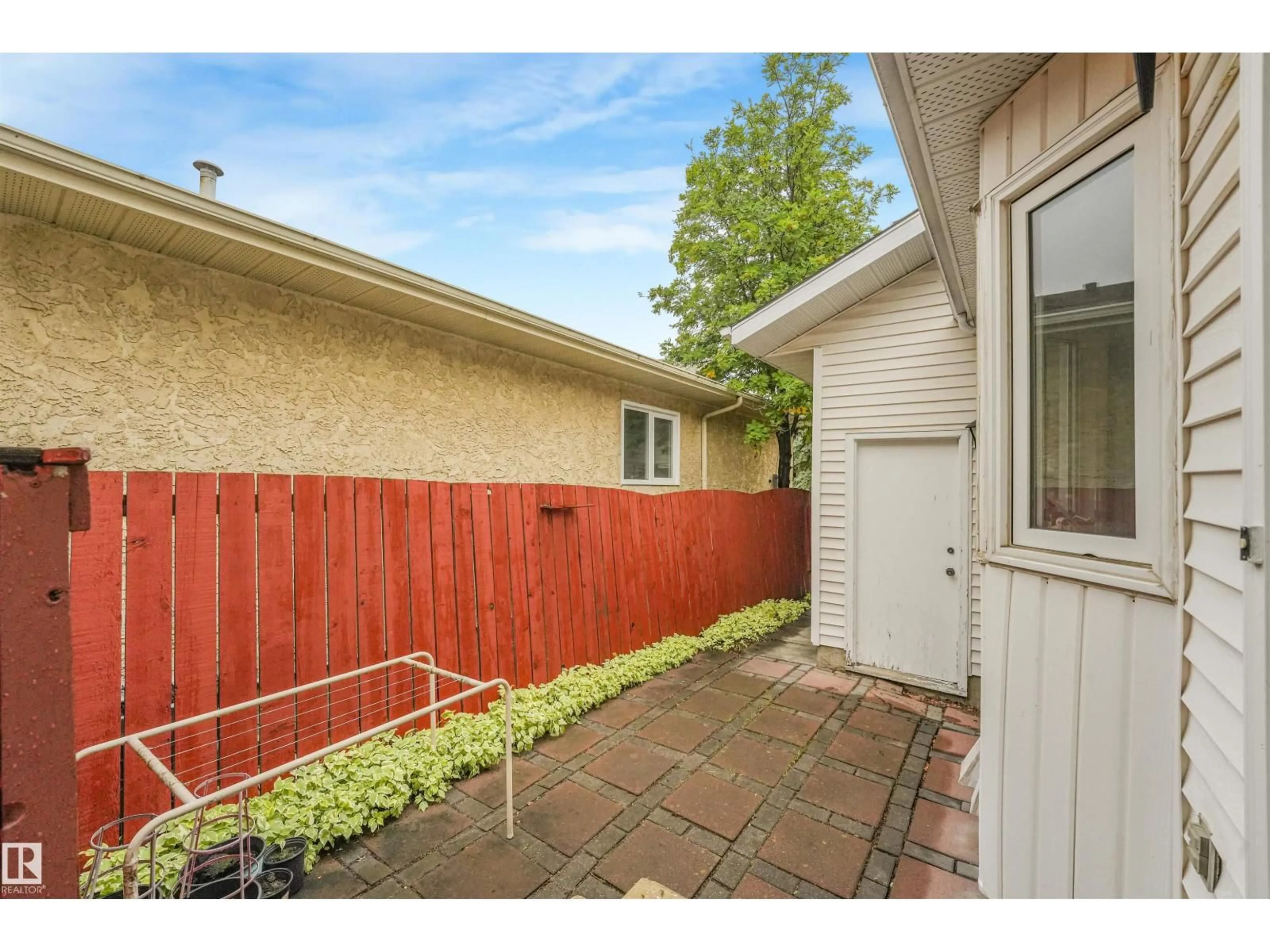 Patio, street for 18611 57 AV, Edmonton Alberta T6M2A2