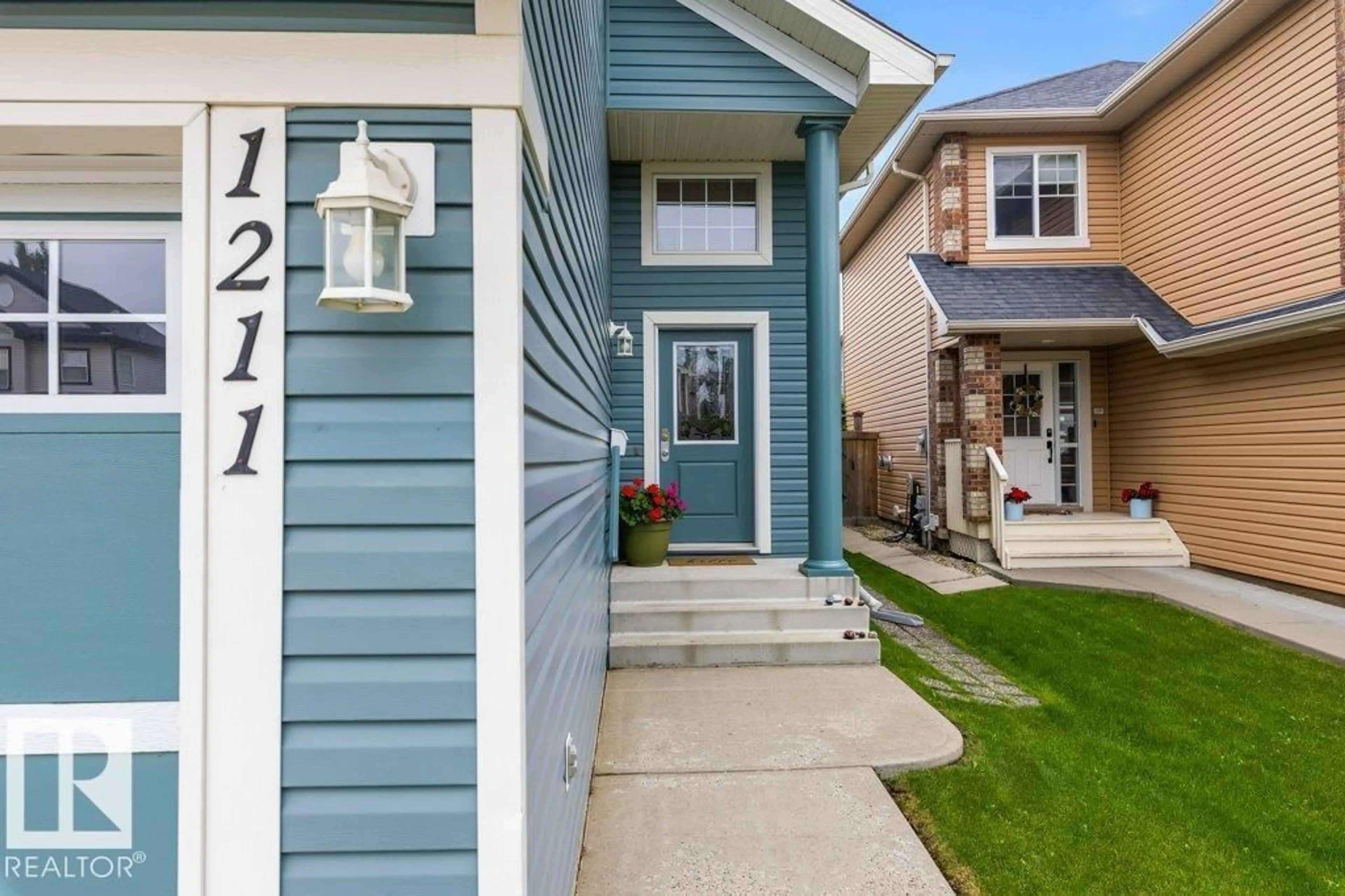Home with vinyl exterior material, street for 1211 APPLETON CL, Sherwood Park Alberta T8G0G5
