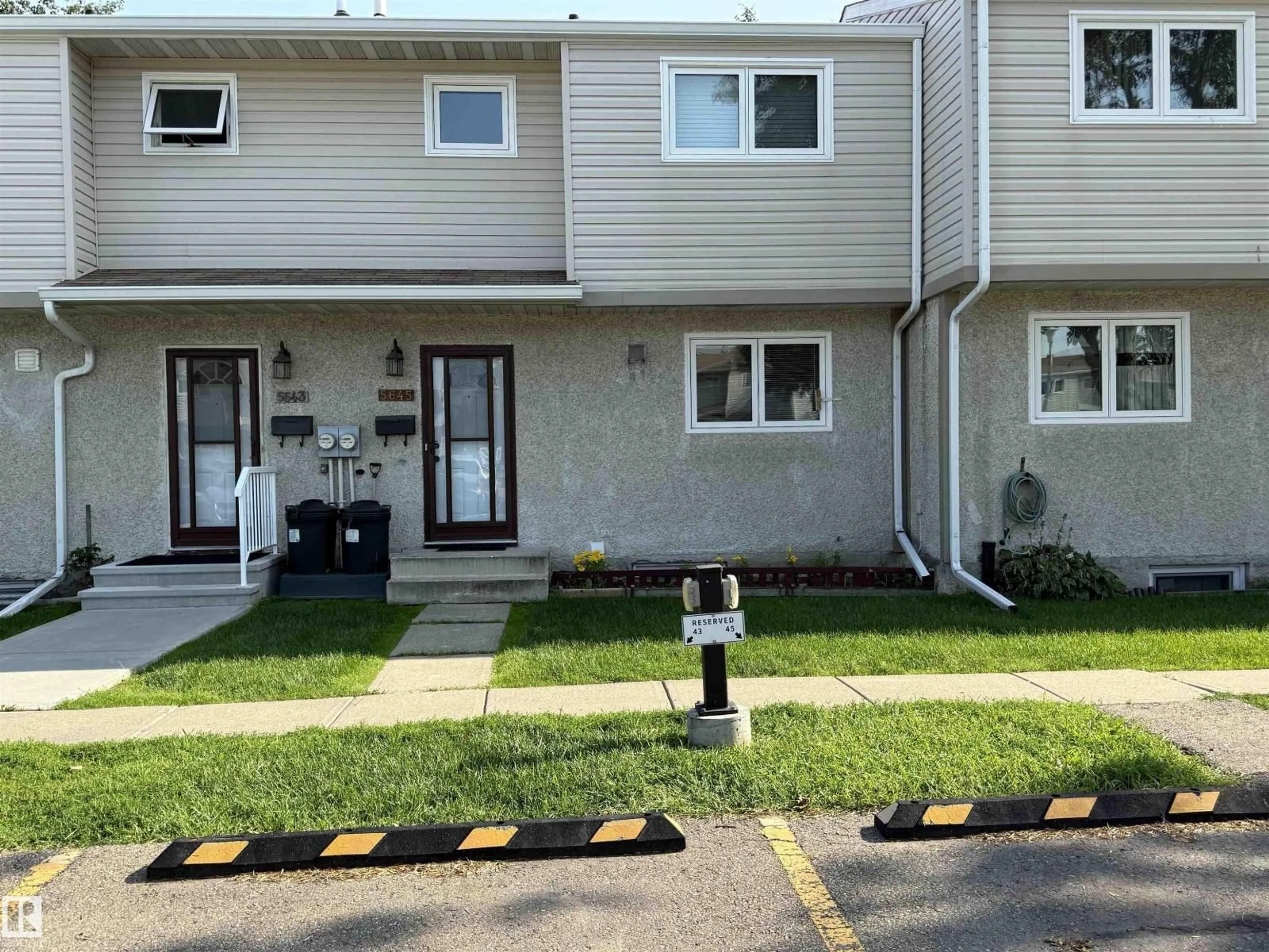 Home with vinyl exterior material, street for 5645 137 AV, Edmonton Alberta T5A2H4