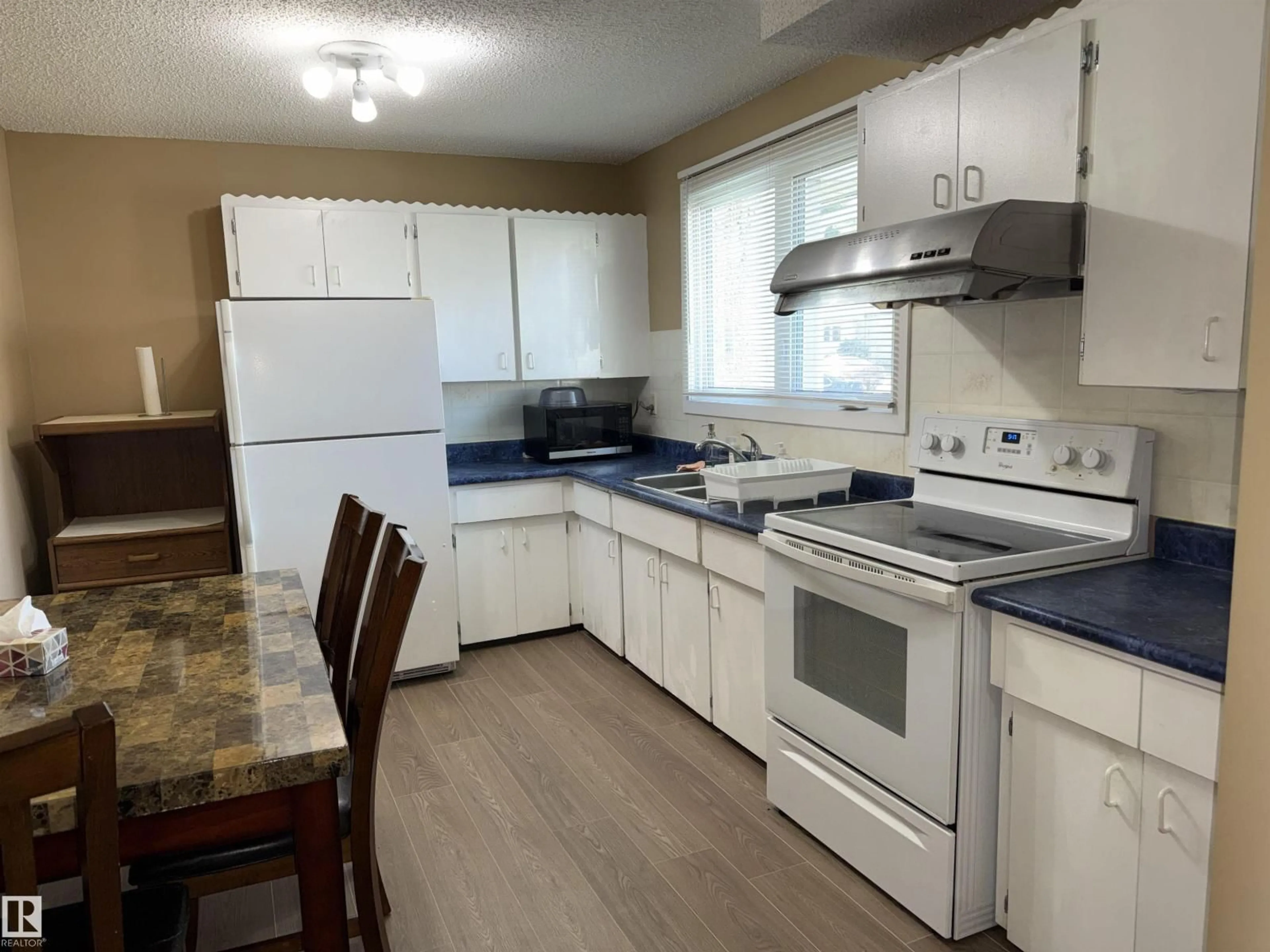 Standard kitchen, unknown for 5645 137 AV, Edmonton Alberta T5A2H4