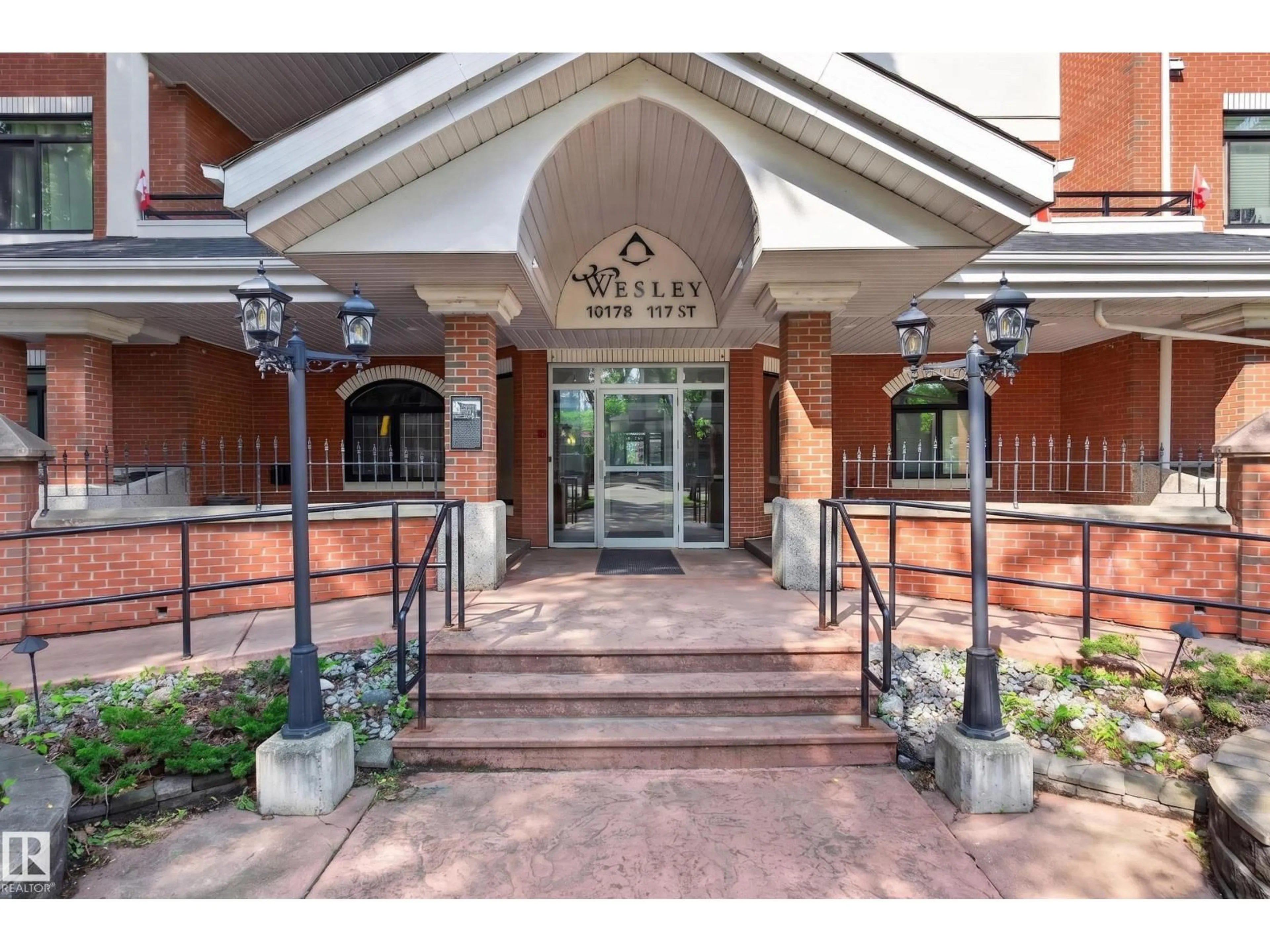 Indoor foyer for #401 - 10178 117 ST, Edmonton Alberta T5K2X9
