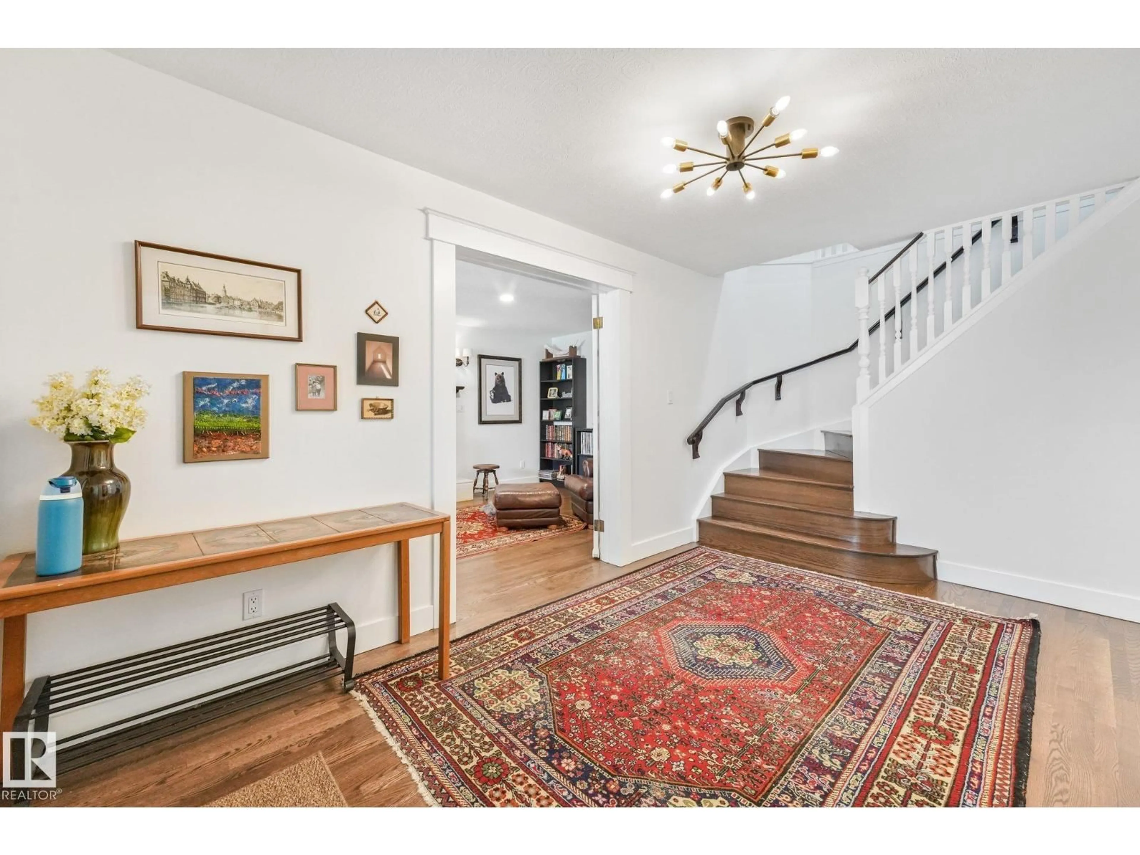 Indoor foyer for 10974 126 ST, Edmonton Alberta T5M0P5
