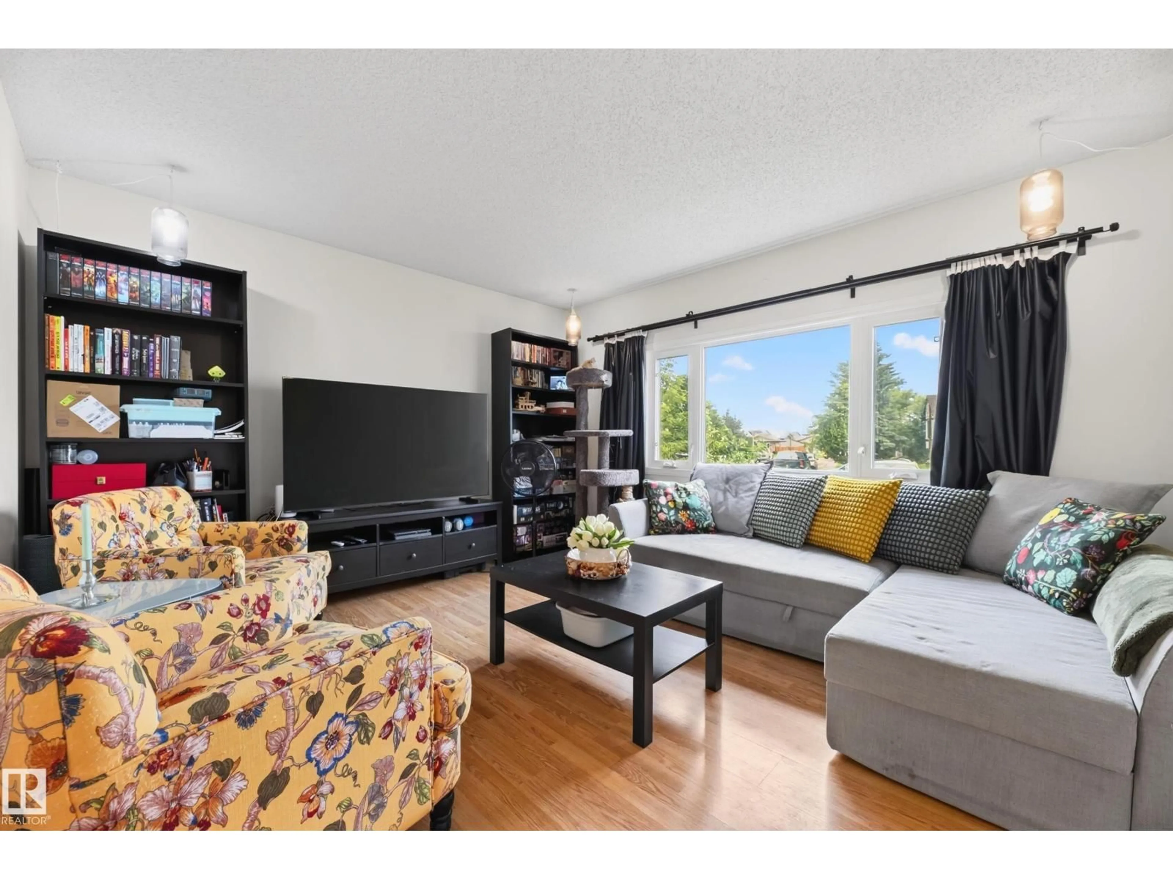Living room with furniture, wood/laminate floor for 423 KIRKPATRICK CR, Edmonton Alberta T6L5C9