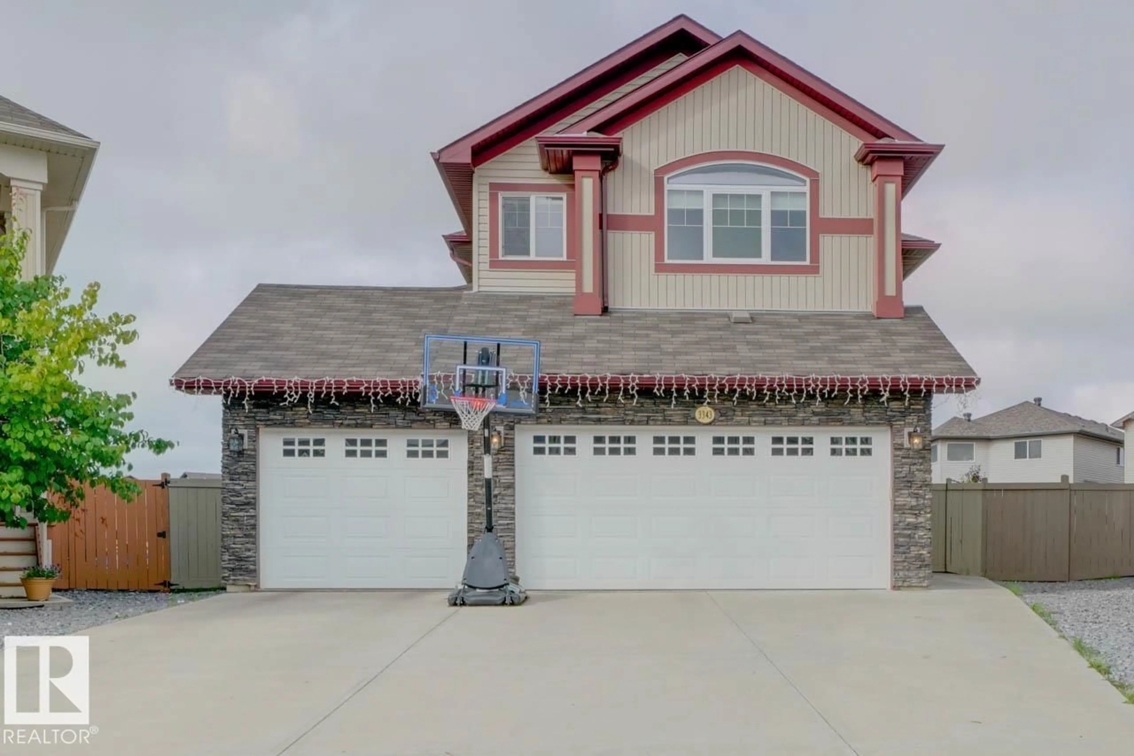 Indoor garage for 3343 21 AV, Edmonton Alberta T6T0L1