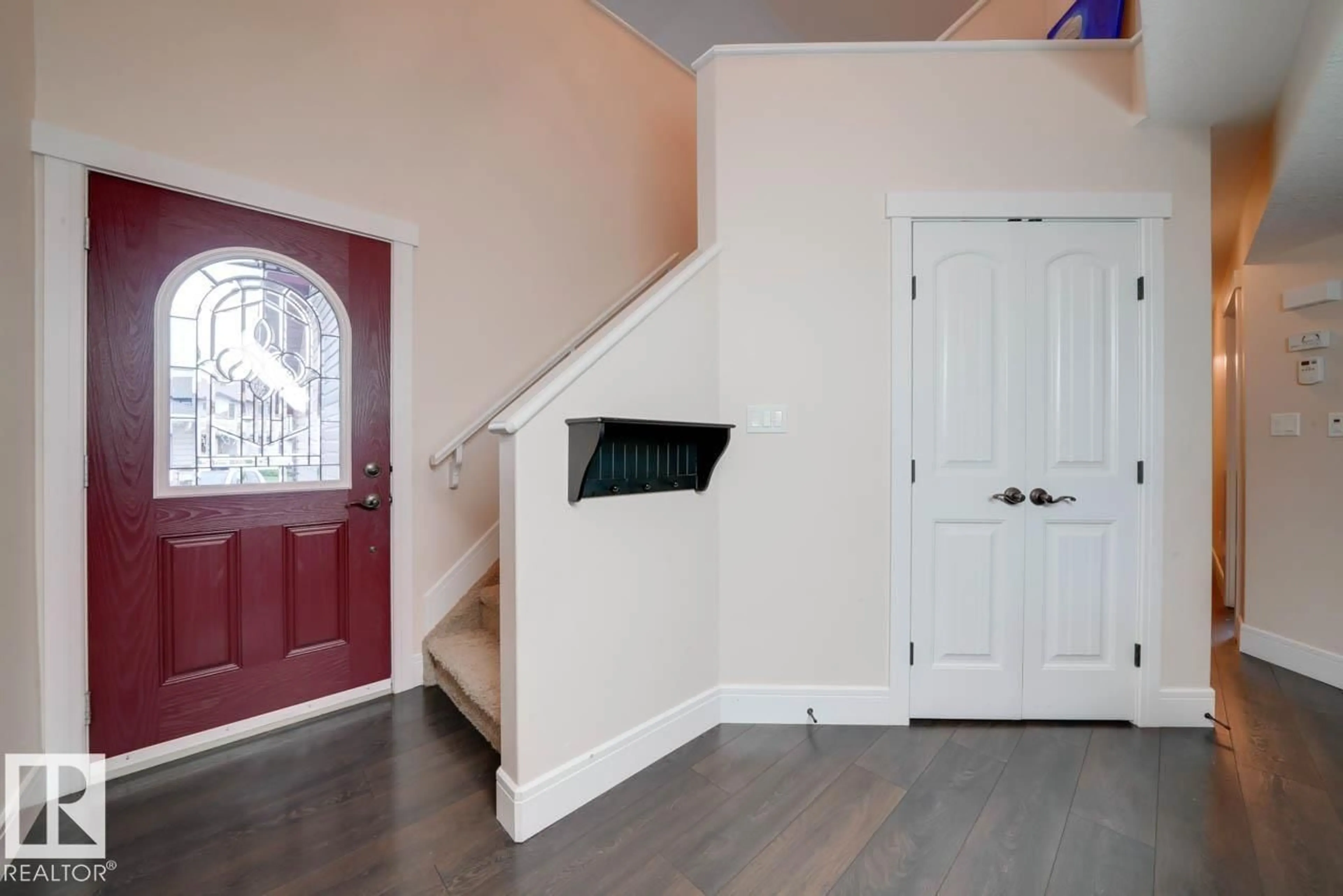 Indoor entryway for 3343 21 AV, Edmonton Alberta T6T0L1