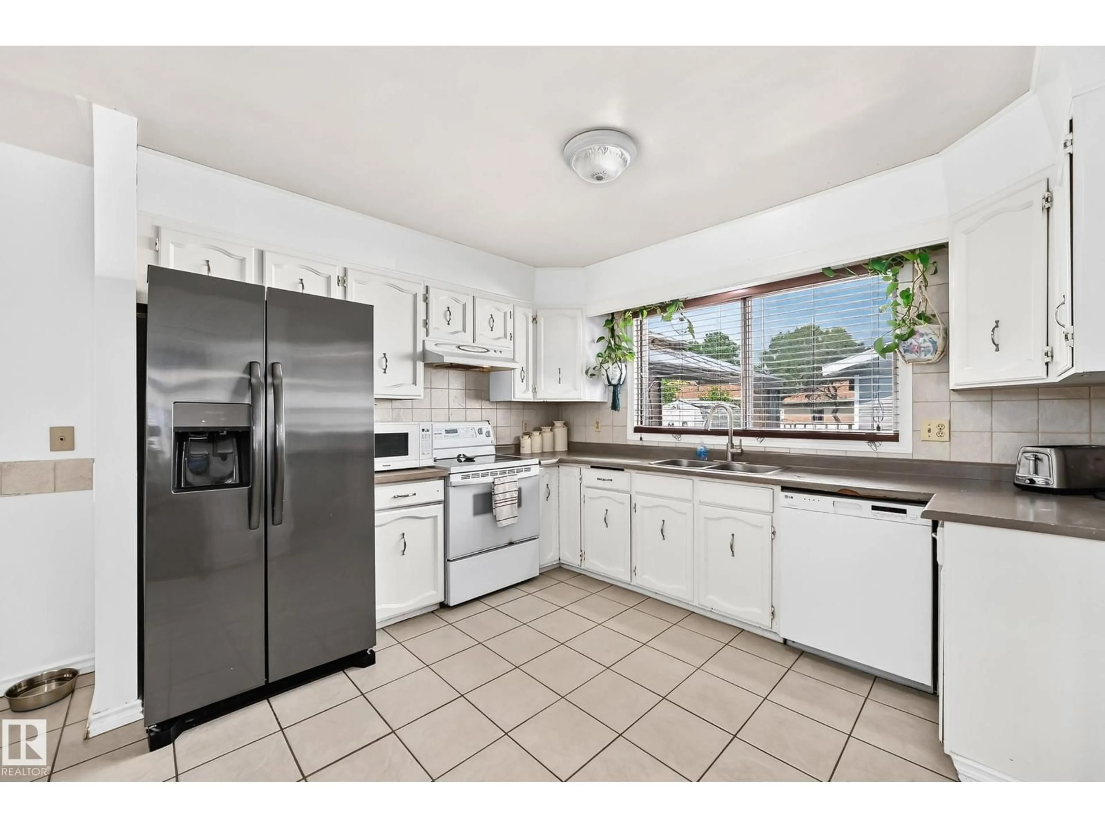 Standard kitchen, ceramic/tile floor for 9205 84 ST, Fort Saskatchewan Alberta T8L3N9