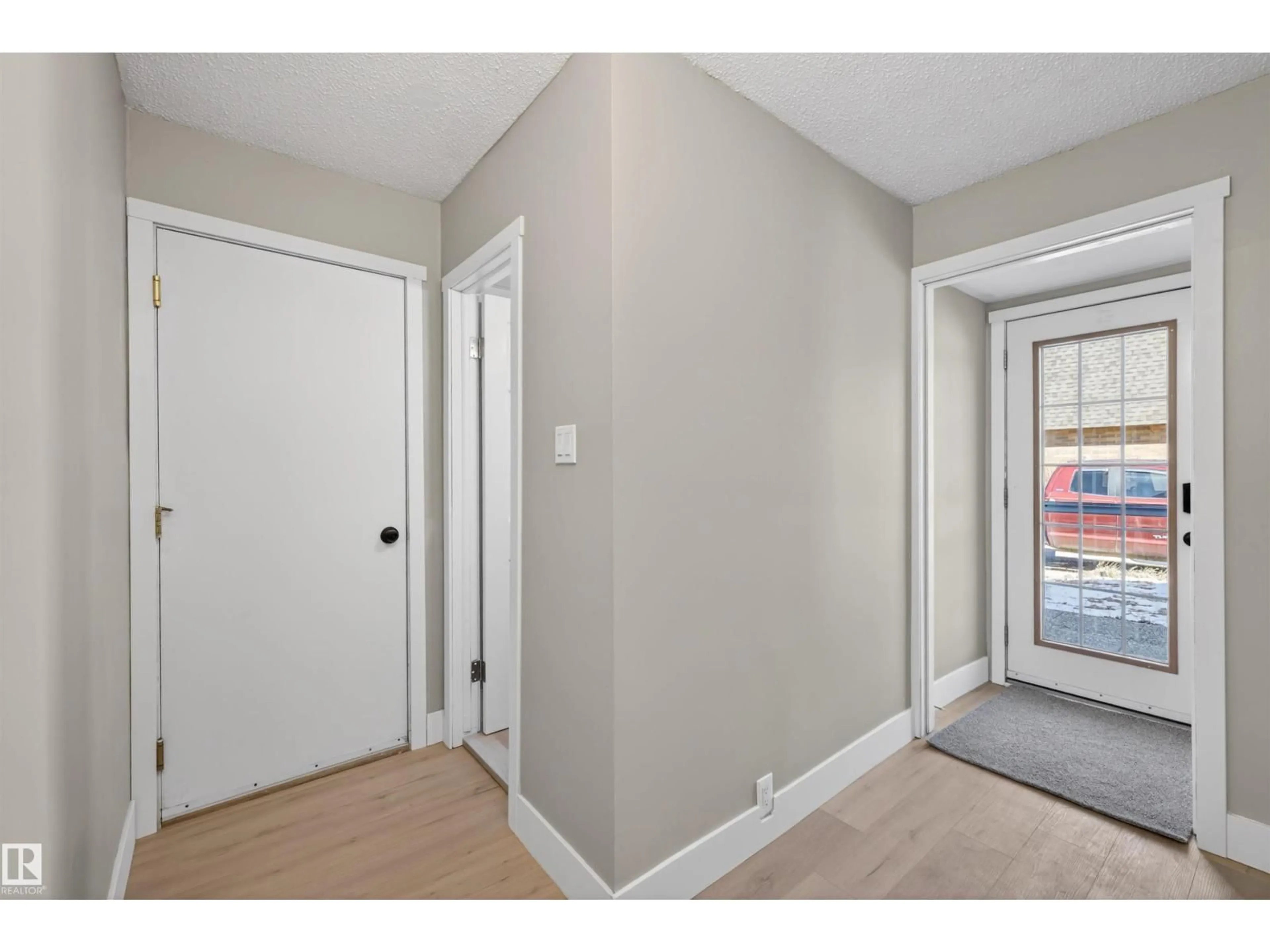Indoor entryway for 11 GREENFIELD ES, St. Albert Alberta T8N2G2