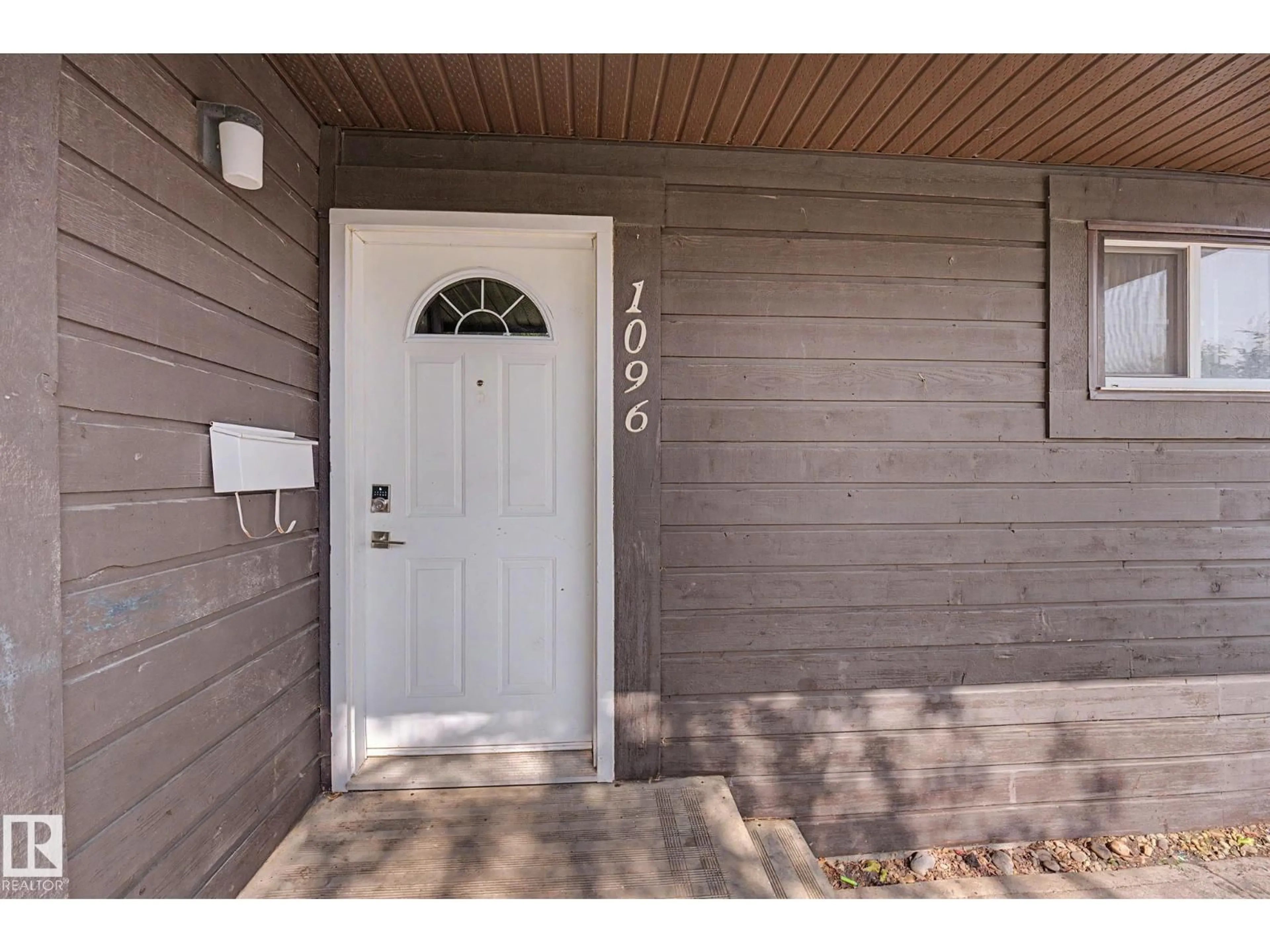 Indoor entryway for 1096 KNOTTWOOD RD, Edmonton Alberta T6K3R3