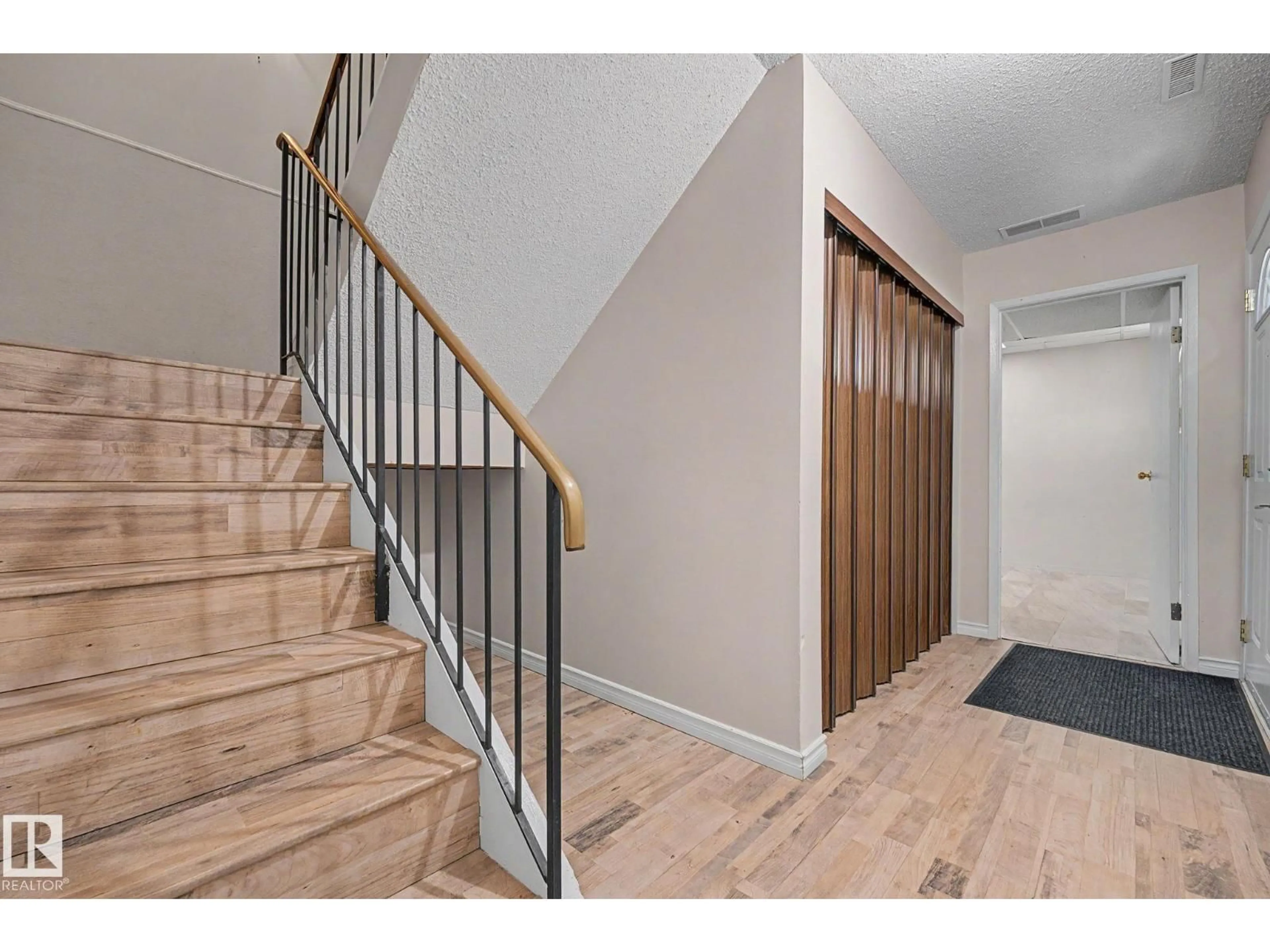 Indoor entryway for 1096 KNOTTWOOD RD, Edmonton Alberta T6K3R3