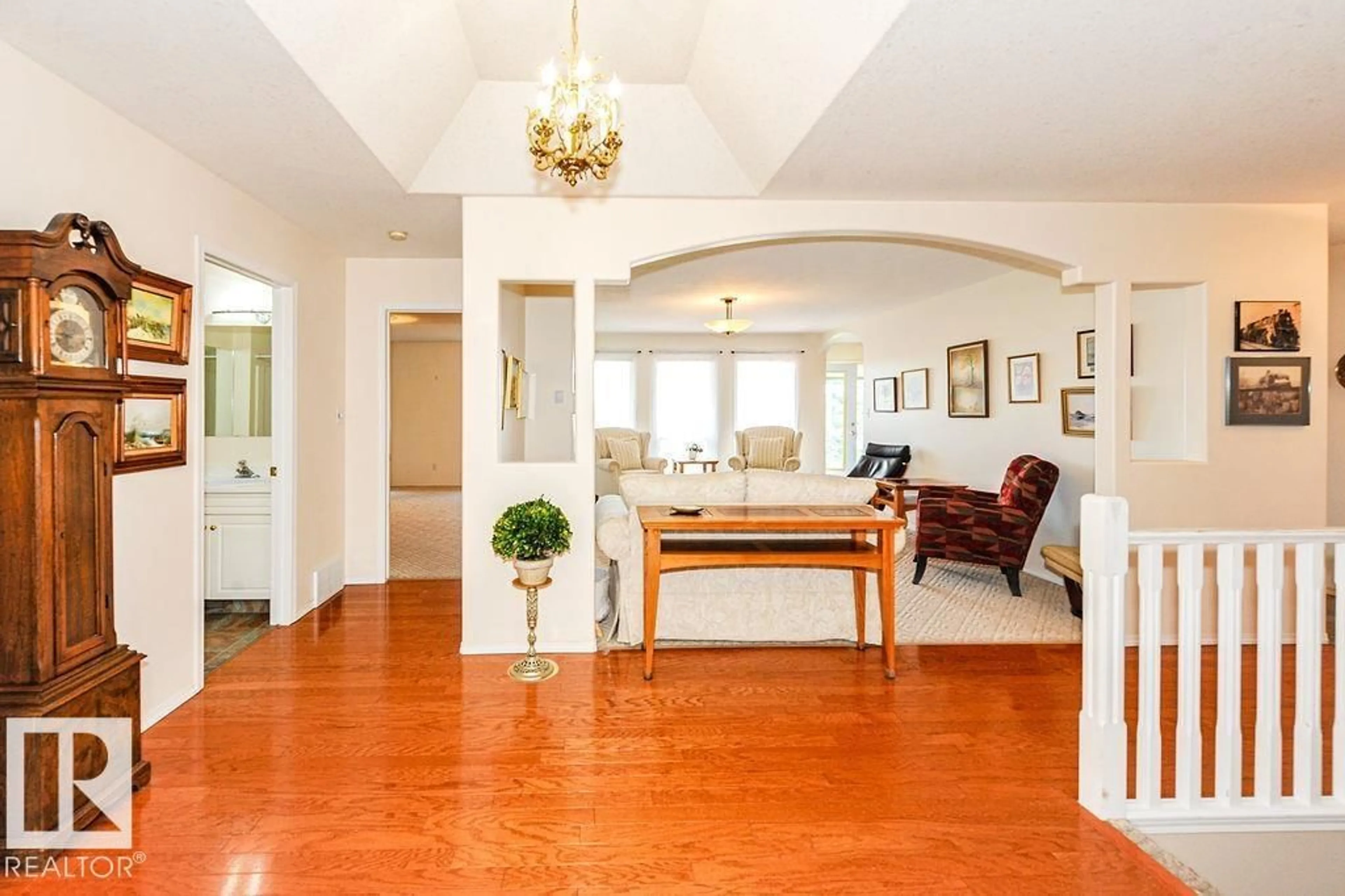Indoor foyer for 4720 51 ST, Camrose Alberta T4V1R8